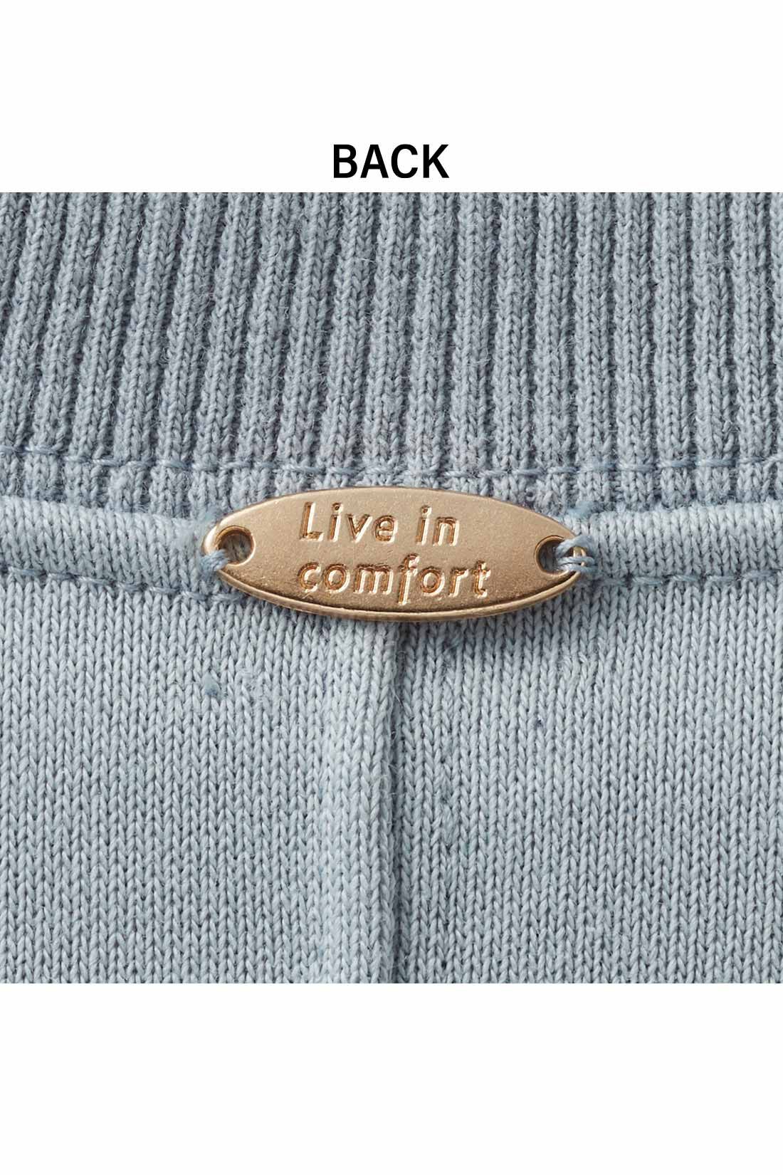 Live in comfort［リブインコンフォート］|リブ イン コンフォート 品よく着映える 大人専用袖ふんわりシフォンスウェットトップスの会|背中側にロゴを刻んだゴールドプレートがキラリ。