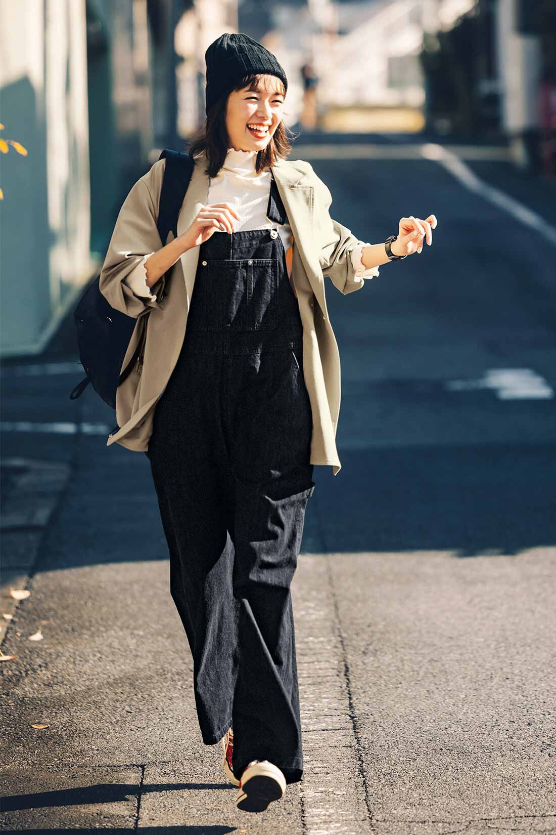 Live in  comfort|リブ イン コンフォート 人気スタイリスト 石上 美津江さんとつくった これが正解！ 大人のこなれサロペット〈ブラックデニム〉|「かっちりとしたジャケットに、スポーティーな小物を合わせたテイストMIXでは、どちらも上手に受け止め中和する名脇役に。存在感がありながら、対応力もバツグンなんです」