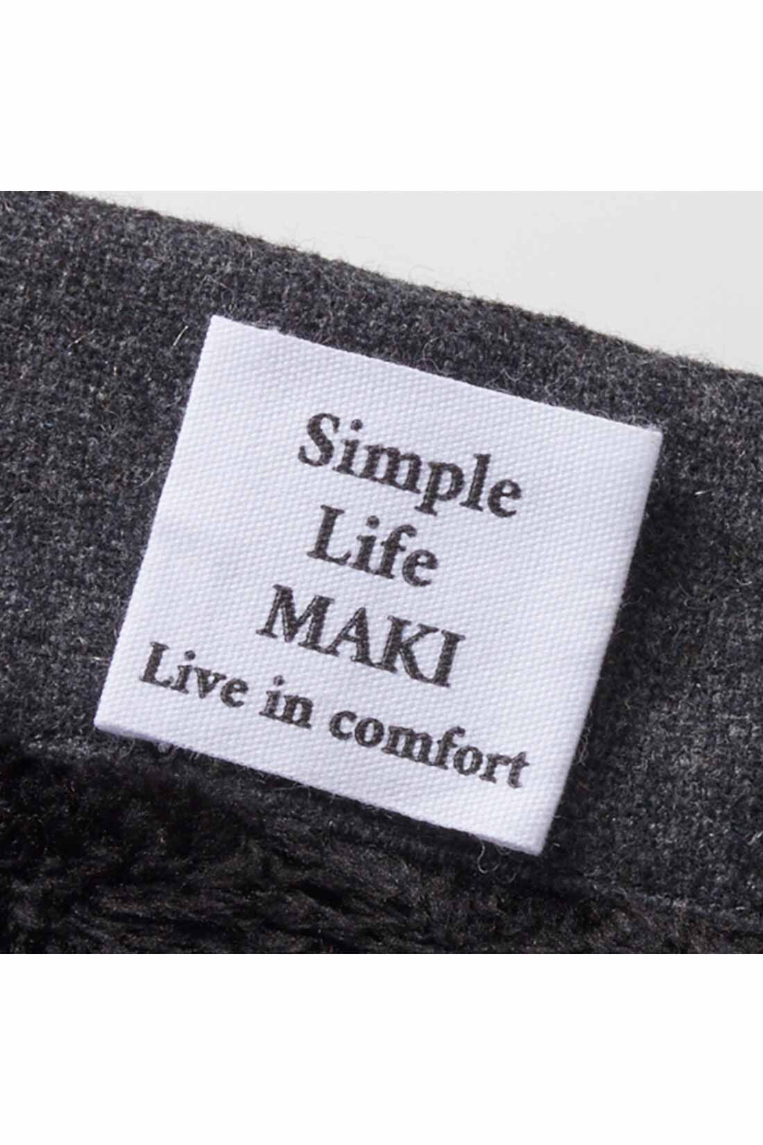 Live in  comfort|リブ イン コンフォート　シンプルライフ研究家 マキさんとつくった 裏ボアで暖か ざばっと着るだけ ウール混ジャンパースカート〈チャコールグレー〉|背中には前後がすぐわかるタグ付き。