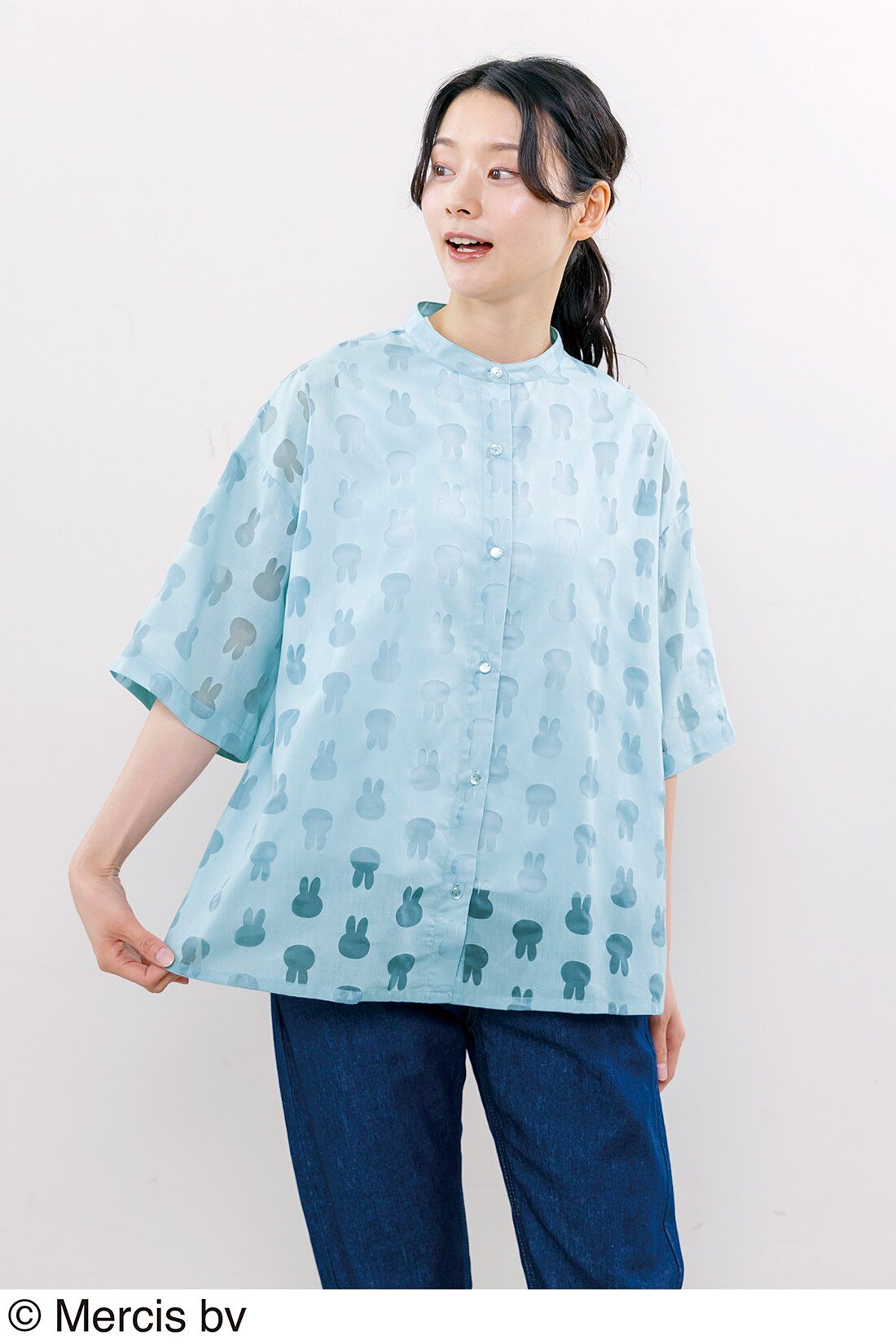 Live in  comfort|【6月分以降お届け】リブ イン コンフォート　ミッフィーのお顔シルエットの オパール加工ブラウス〈ソーダブルー〉|フロントボタンを閉めると、きちんと見え。