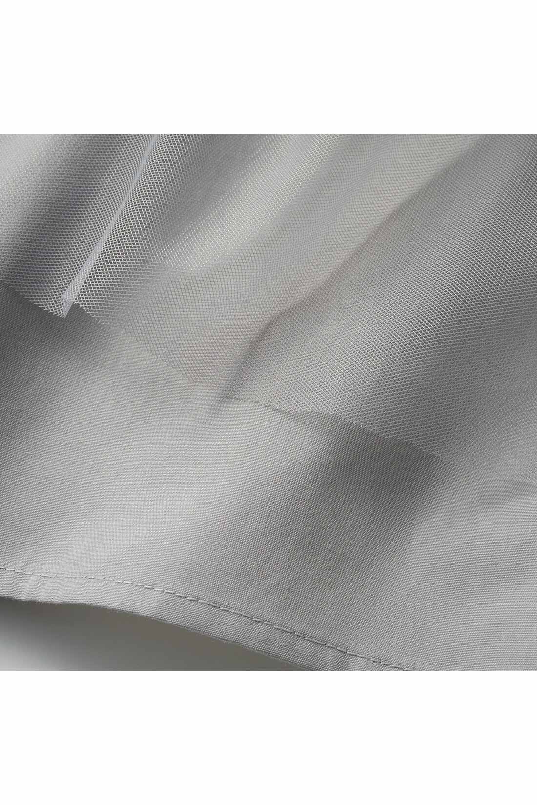 Live in  comfort|リブ イン コンフォート いつものコーデを格上げする チュールティアードスカート 〈ブラック〉|ほどよく張りのある繊細なチュールに、透け感が気になりにくい布はく素材の裏地を重ねました。