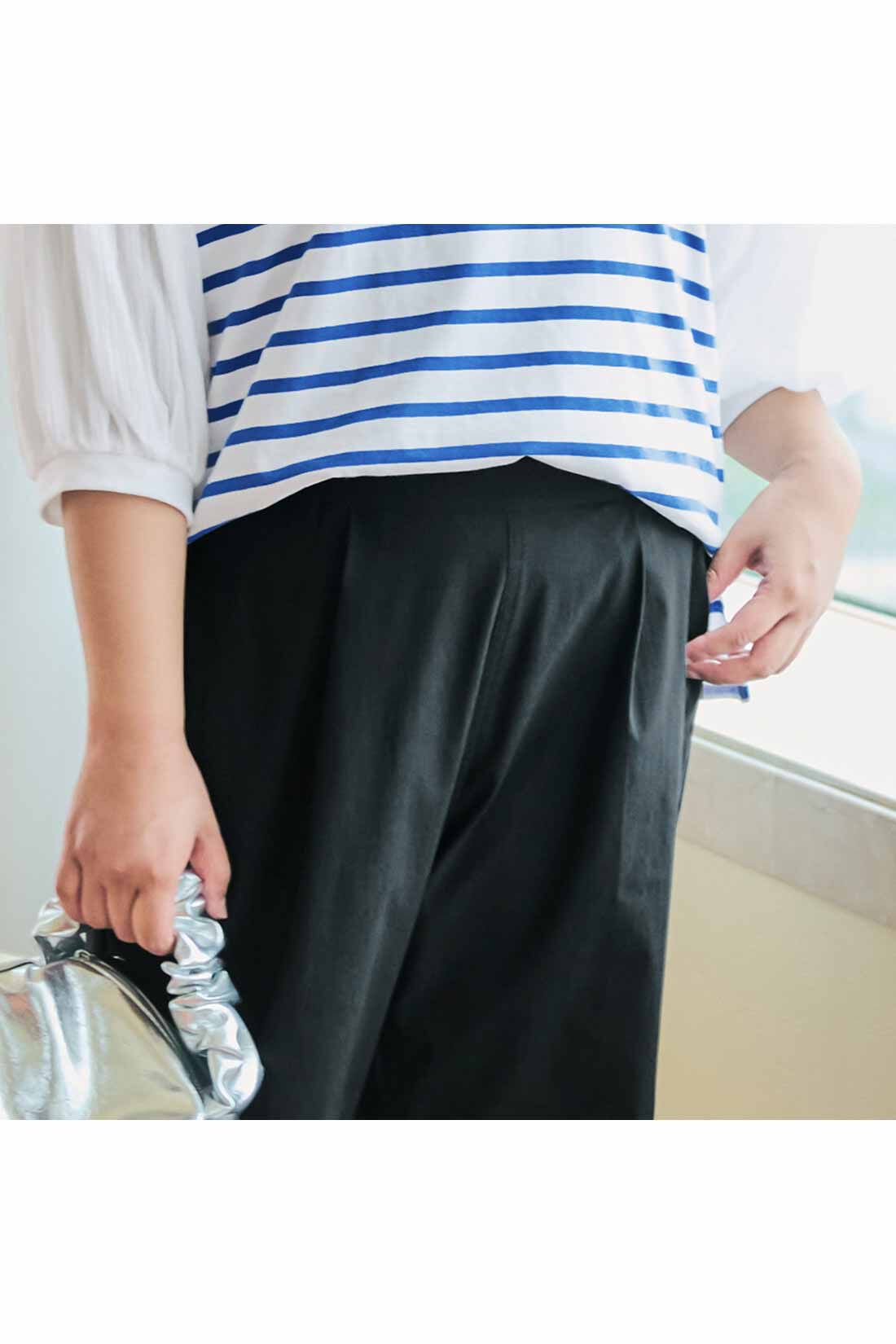 Live in  comfort|リブ イン コンフォート　Yラインが気になりにくい すっきり美脚！ スーパー伸び軽ストレートパンツ〈アイボリー〉|またの部分にY線が出にくいように、腰まわりにゆとりをもたせ、タックを入れてすっきりと、立体的に仕上げています。　※お届けするカラーとは異なります。
