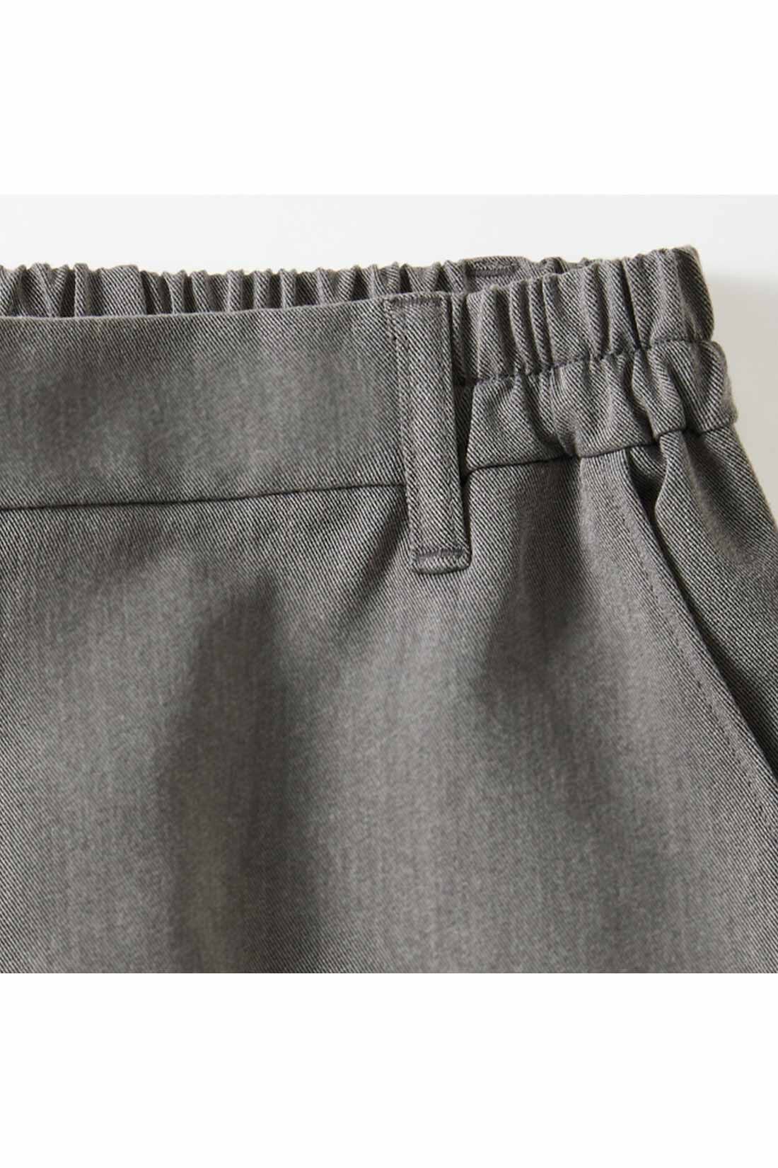 Live in  comfort|リブ イン コンフォート オンでもオフでも週7活躍！ きれいだねパンツ〈ワイドストレート〉〈アイボリー〉|フロントはフラット仕上げ＆ベルトループ付き！ トップスインも決まる。　※お届けするカラーとは異なります。