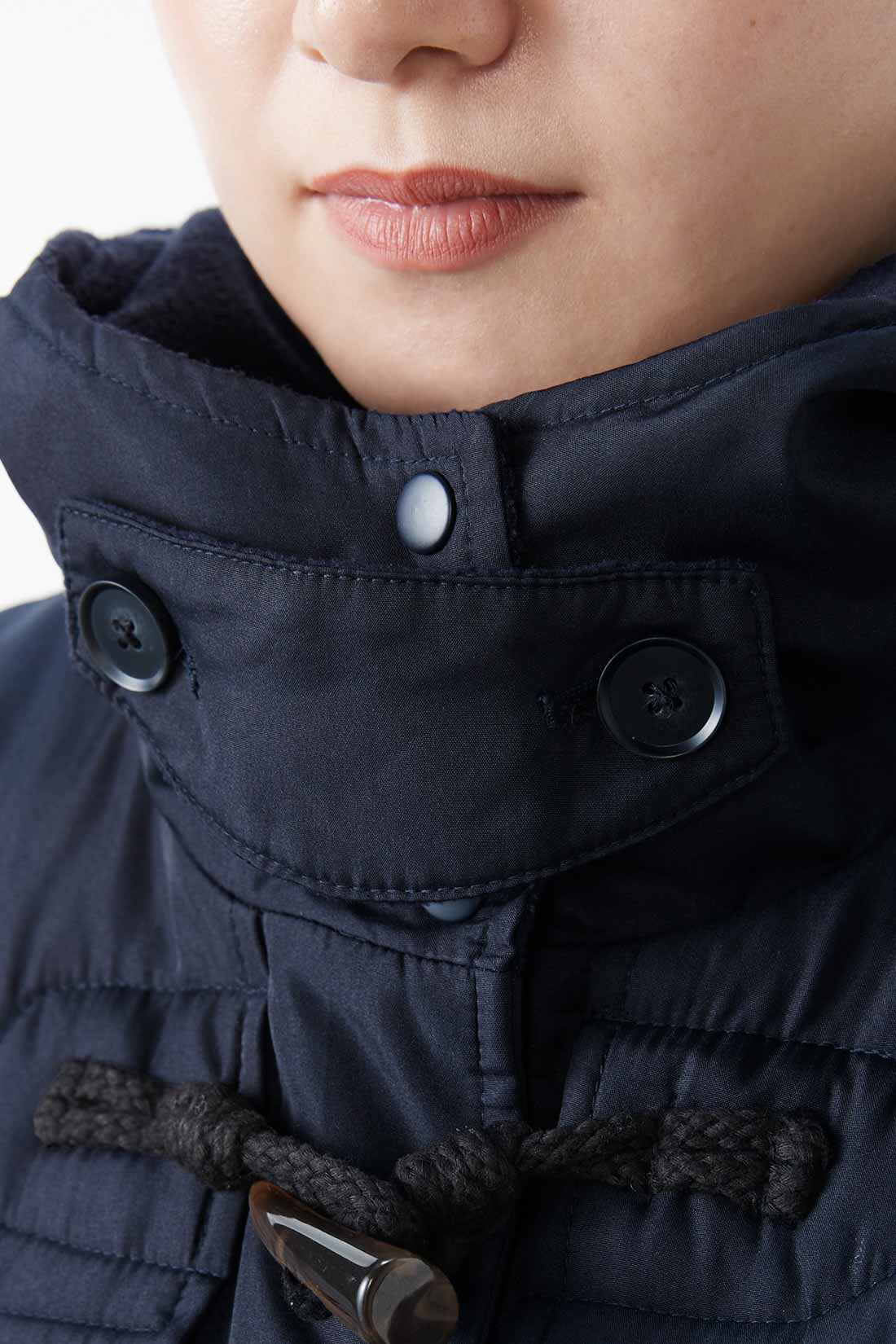 Live in  comfort|リブ イン コンフォート くぼっち★とコラボ 軽やかにこなれ見えする ロングダッフルダウンコート〈チャコールネイビー〉|衿高の暖かな首もとには冷たい風の侵入を防ぐ、チンストラップ付き。使わないときはサイドに留めてすっきり。