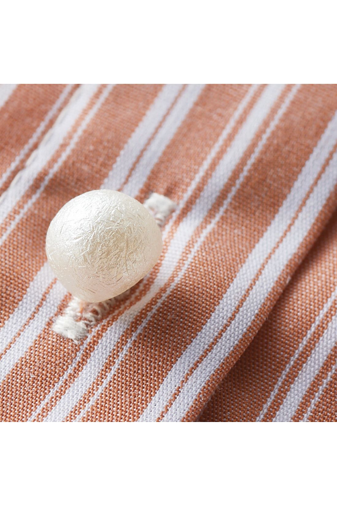 Live in  comfort|リブ イン コンフォート　パール調ボタンで品よくかわいい　後ろギャザーのひらりフレアー　シャツチュニック〈オレンジストライプ〉|しわになりにくいポリエステル・綿混素材のシャツ生地。コットンパール調ボタンで上品に。