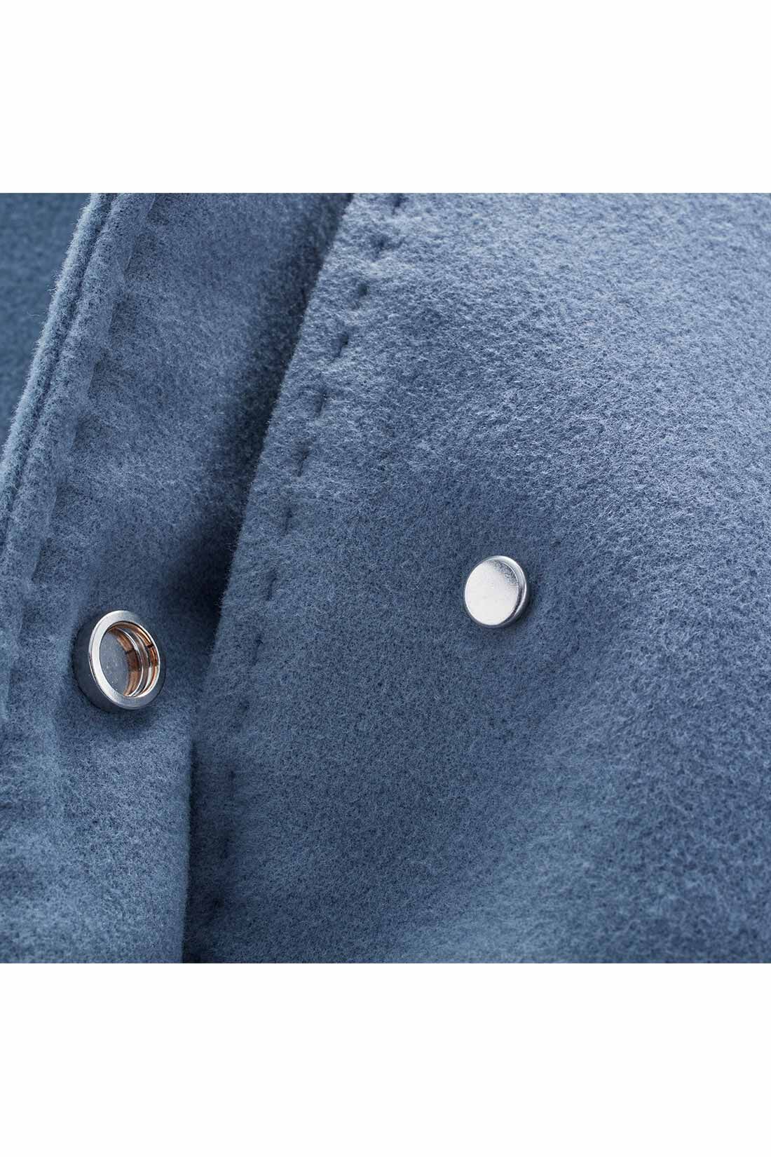 Live in  comfort|リブ イン コンフォート　くぼっち★とコラボ　フードが取り外せて着こなし広がる くすみブルーのベーシックコート|新鮮で品よく着やすいくすみブルー。袖口やすそなどに飾りステッチ、フロントのスナップボタンにも特徴があり、開けても閉じても好印象。
