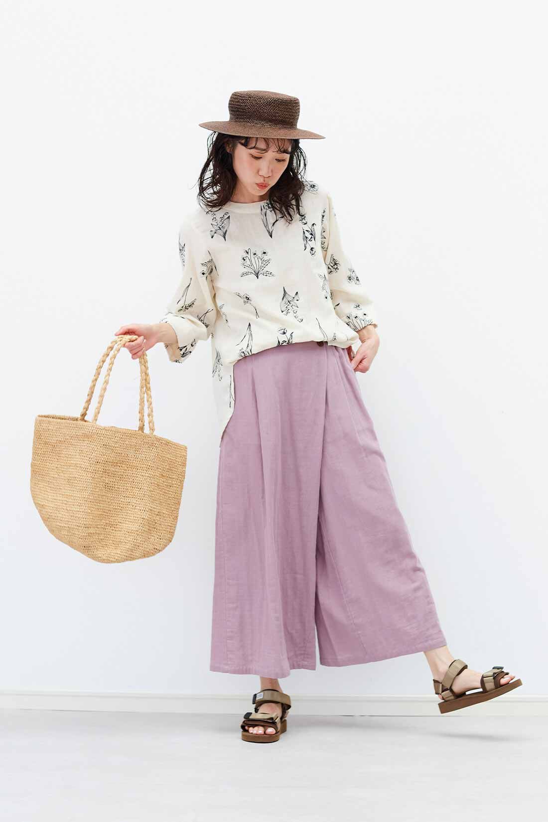 リブ イン コンフォート　ふんわりダブルガーゼが心地いい とっておきのボタニカル刺しゅうトップス〈チャコール〉