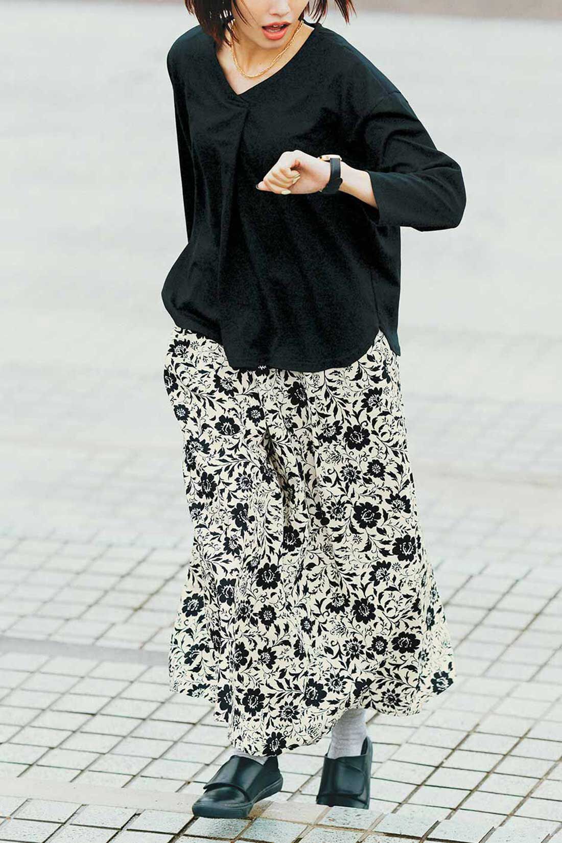 スカートモノトーンボタニカル柄M もたらす