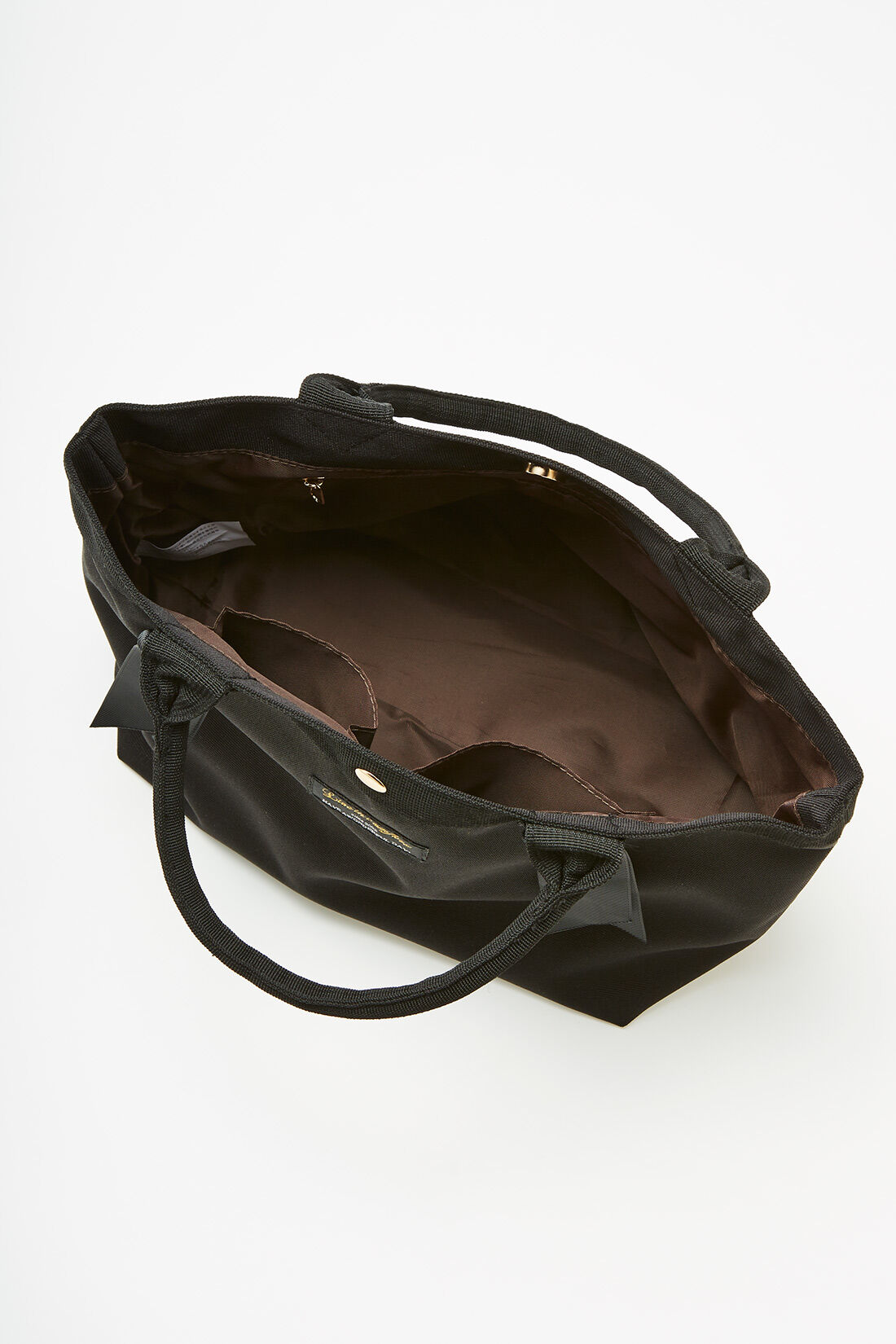 Live in  comfort|リブ イン コンフォート リボン付きできゅんとかわいい便利トートバッグ〈ブラック〉|内側ファスナーポケットがひとつ、仕切りポケットがふたつ。底まちを付けて、身のまわりのものがきちんと収まる容量に。