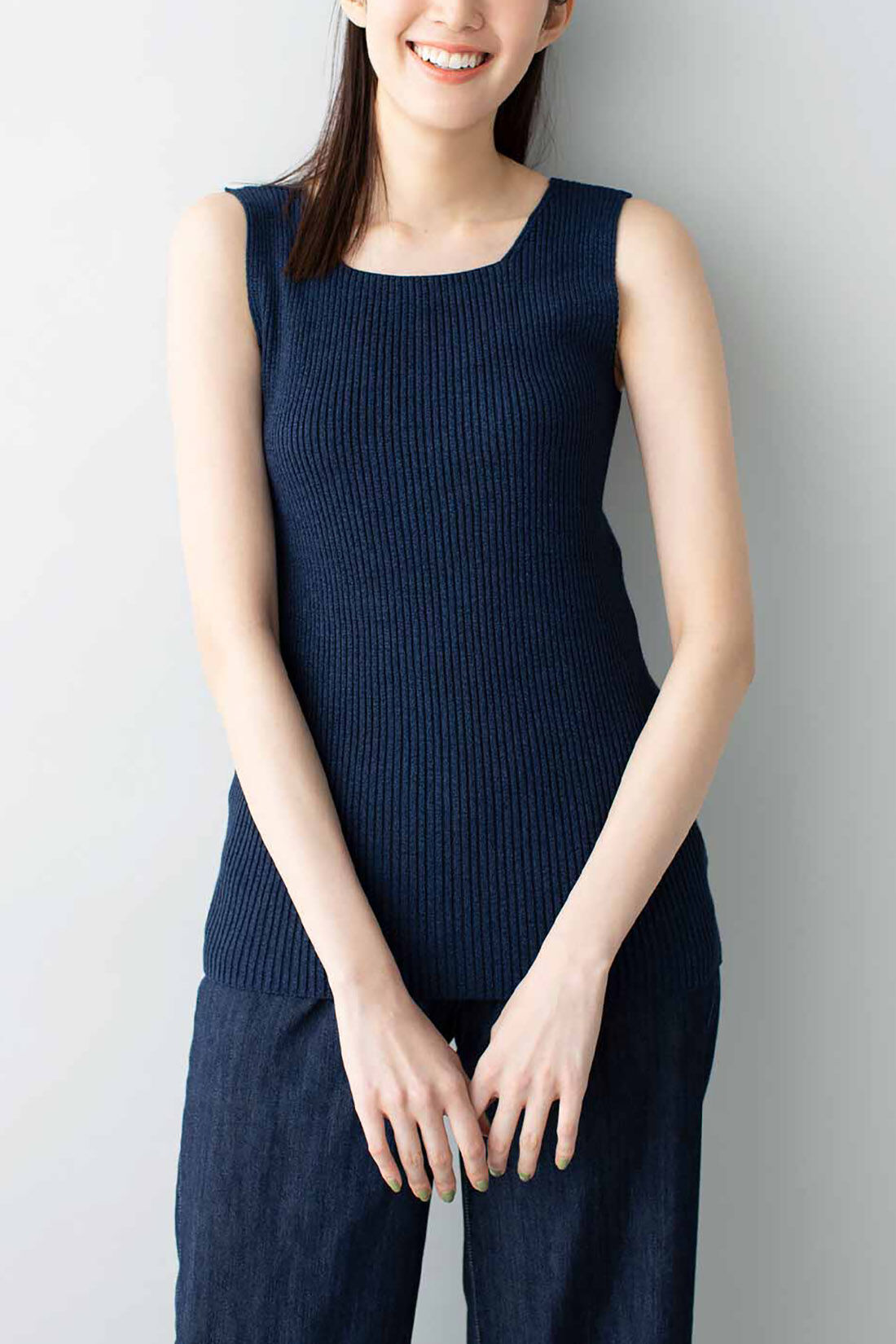 Live in comfort［リブインコンフォート］|リブ イン コンフォート さらり涼感が心地いい 2-WAY和紙混ニットタンクトップ〈ネイビー〉|Vネックとスクエアネックの2-WAY仕様。どちらを前にしてもいい感じ。
