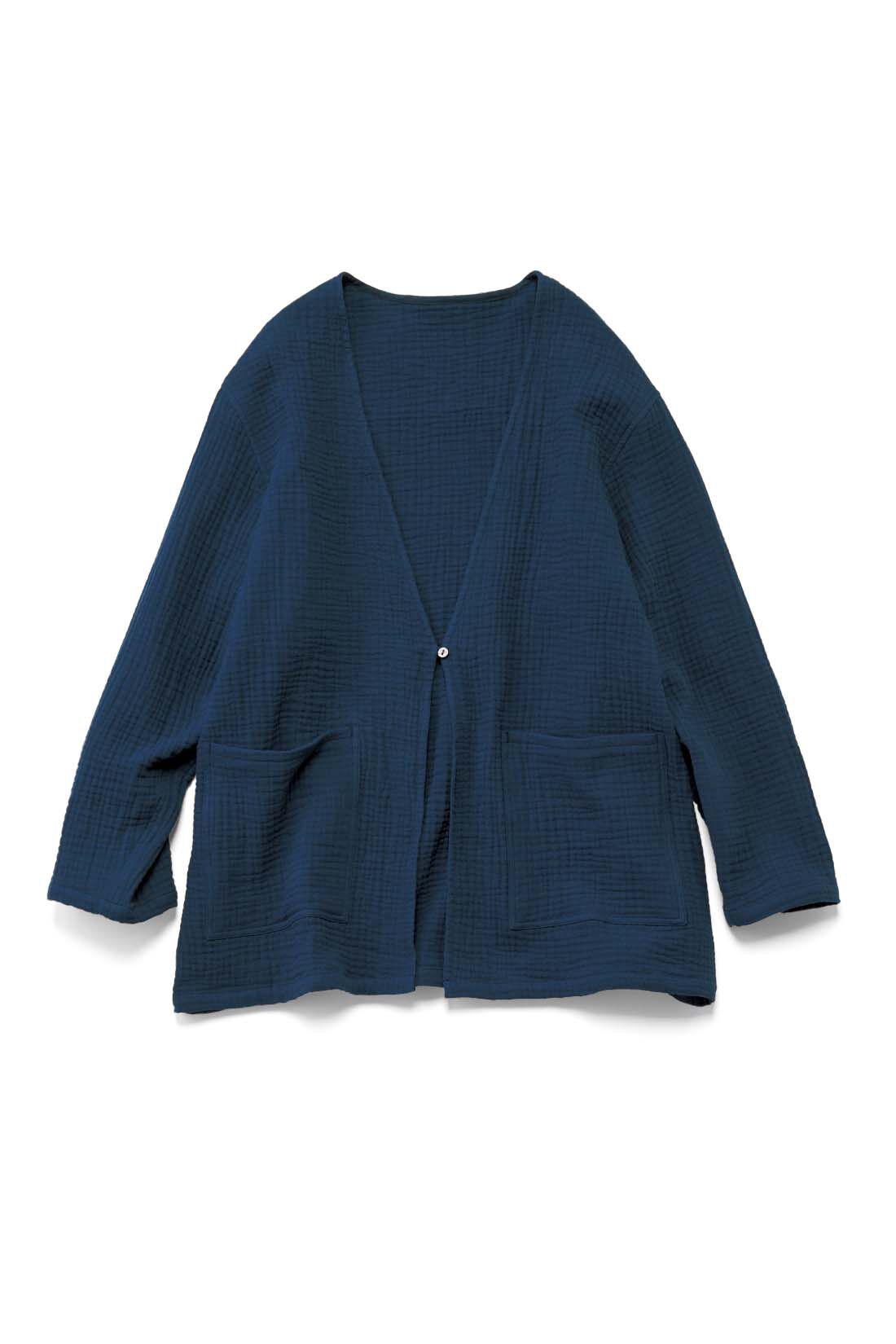 Live in comfort［リブインコンフォート］|リブ イン コンフォート　やさしい着心地 コットントリプルガーゼのふんわりローブコート〈ネイビー〉【おはだが気になるみんなへ】|肌当たりに配慮して外側につけた大きめポケット。