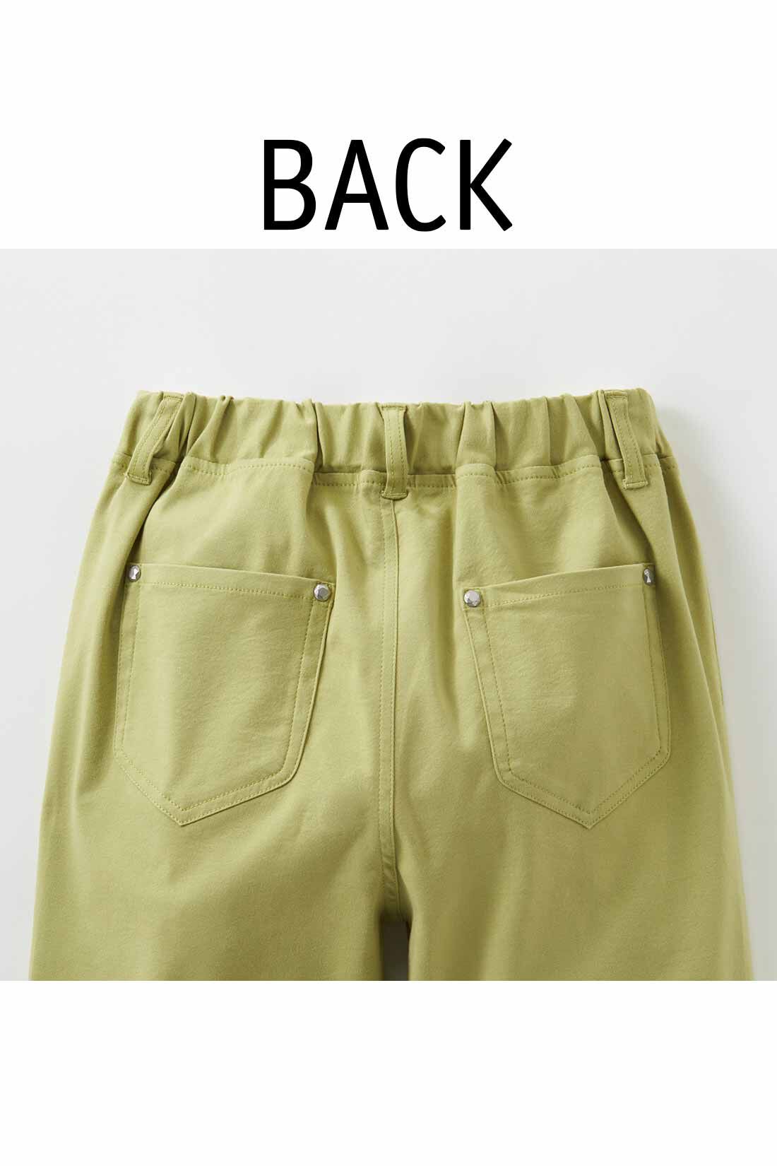 Live in  comfort|リブ イン コンフォート スタンダードで使い勝手抜群のちょうどいいカラーチノパン〈ライム〉|後ろは貼りポケット付きで、のっぺり見えをカバー。