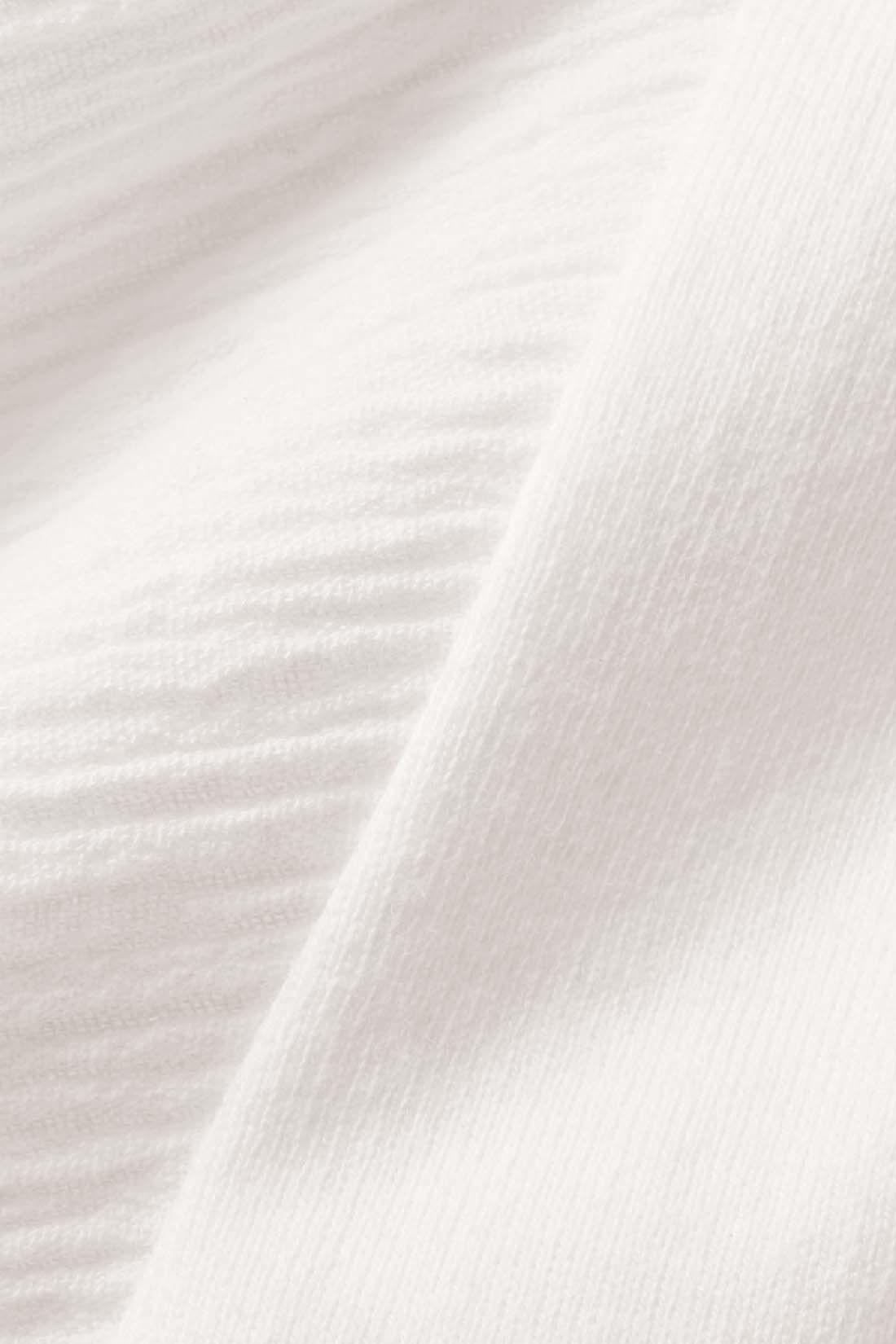 Live in  comfort|Live love cottonプロジェクト　リブ イン コンフォート　はまじとコラボ 袖ふんわりオーガニックコットンブラウスTシャツ〈ホワイト〉|袖は軽やかな楊柳素材。身ごろ部分はほどよい厚みのカットソーです。