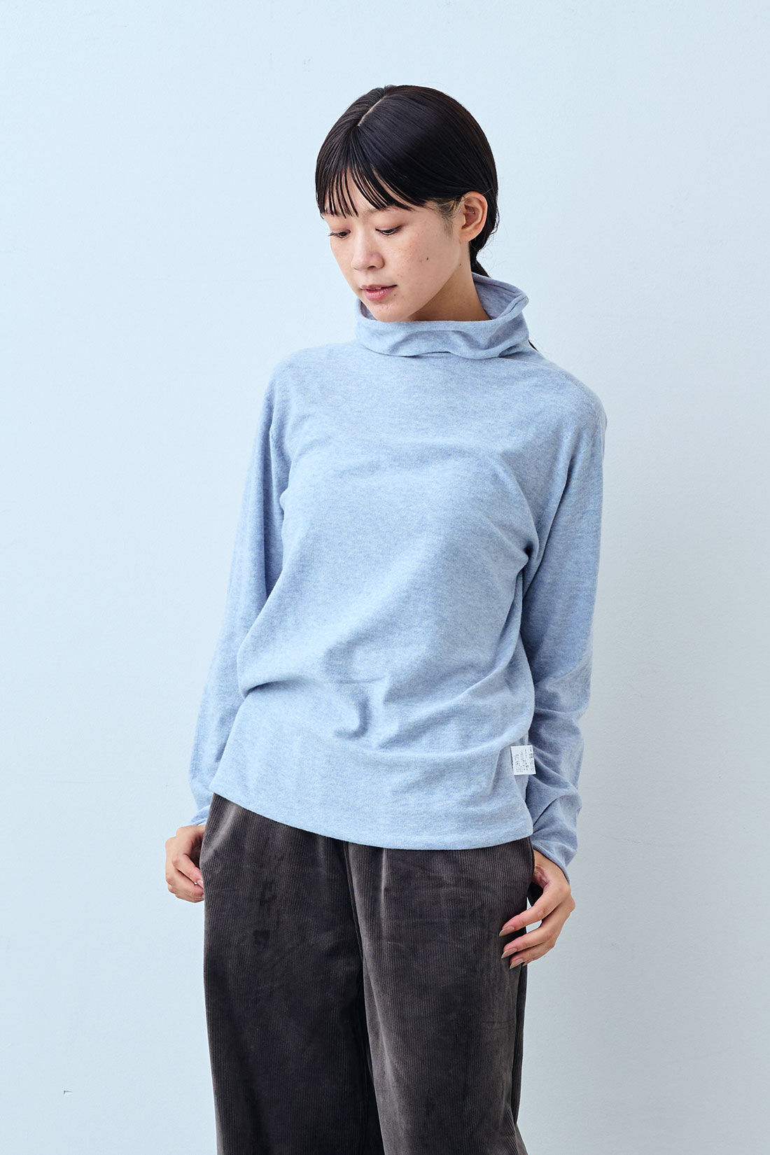 Live in comfort［リブインコンフォート］|リブ イン コンフォート　継ぎ目のないなめらかな肌心地　オーガニックコットン100％ プレミアムなゆるタートルネックニットトップス〈ブルーベリーブルー〉【日本アトピー協会推薦品】【おはだが気になるみんなへ】