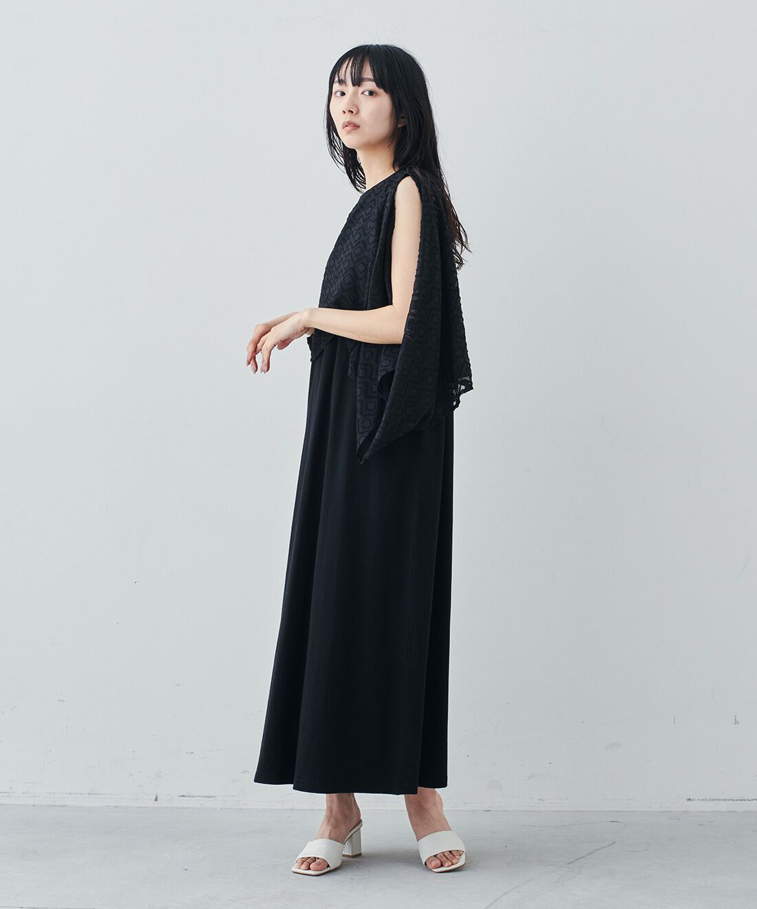 Live in comfort［リブインコンフォート］|リブ イン コンフォート シンプルライフ研究家 マキさんとつくった 気兼ねなくノースリーブを楽しめる ケープドッキングワンピース〈ブラック〉