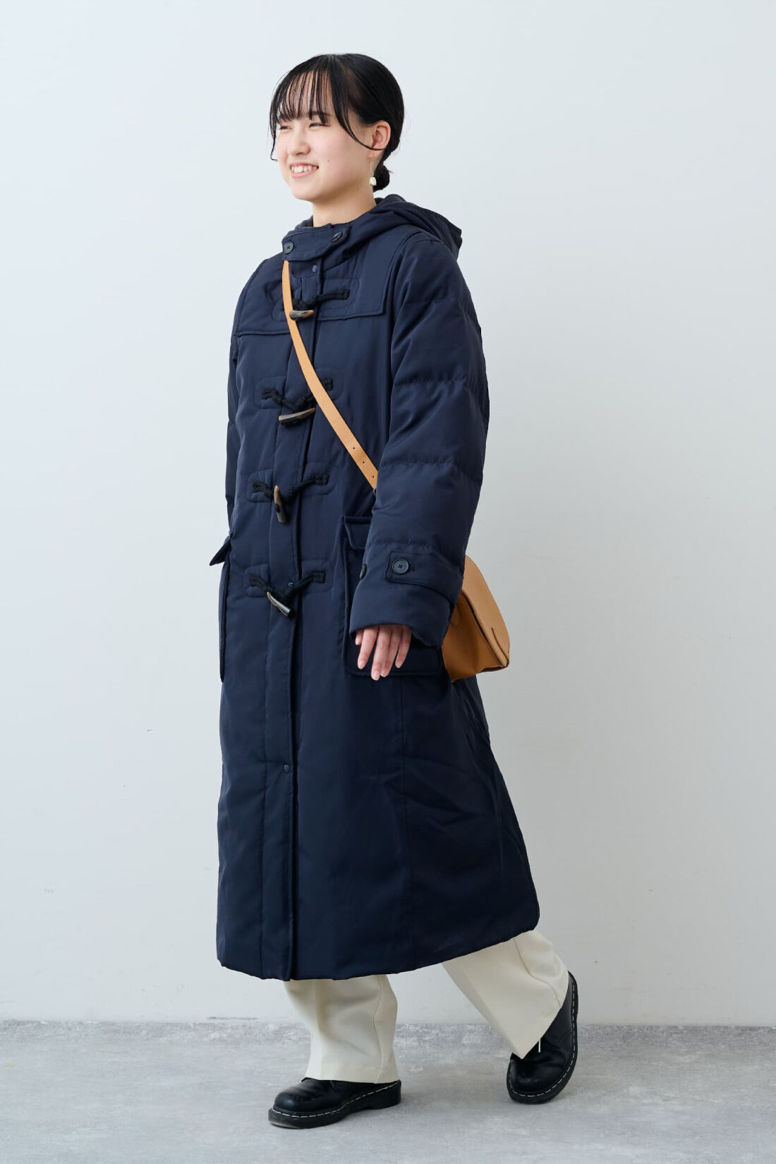 Live in  comfort|リブ イン コンフォート くぼっち★とコラボ 軽やかにこなれ見えする ロングダッフルダウンコート〈チャコールネイビー〉|〈丈で印象CHANGE！〉身長：158cm　着用サイズ：MT