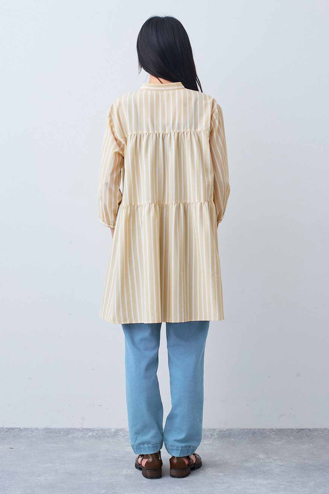 Live in  comfort|リブ イン コンフォート 後ろティアードで体形カバーも華やぎもかなえる パールボタンのストライプチュニックの会