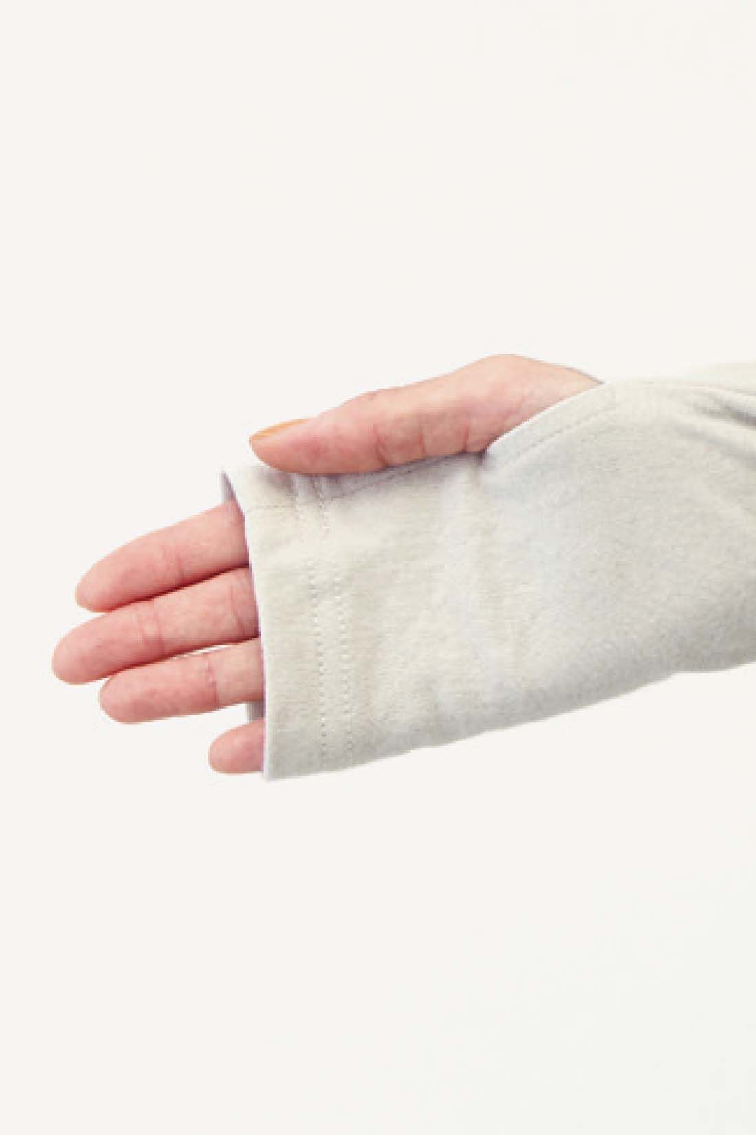 Live in  comfort|リブ イン コンフォート コットンシルクのダブルガーゼ天じくで作った ふわふわ肌心地の寄り添いタートルトップス【おはだが気になるみんなへ】〈チャコールブラック〉|サムホール付きで手の甲まであったか。これは参考画像です。お届けするカラーとは異なります。