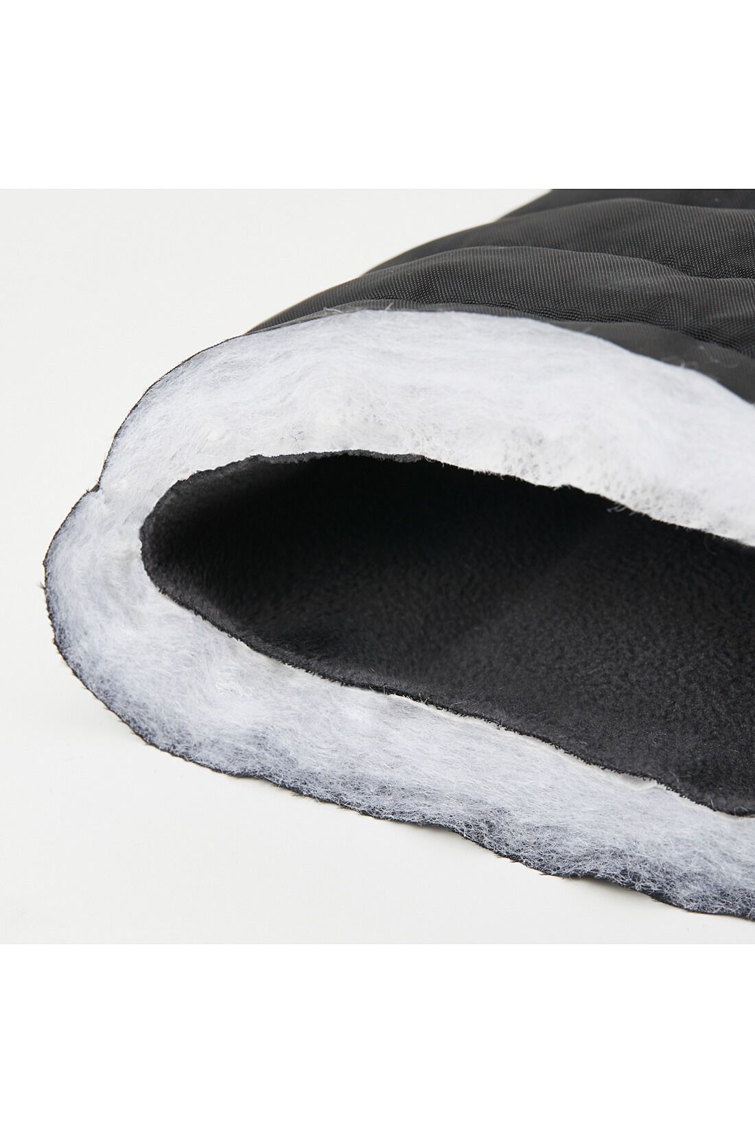 Live in  comfort|リブ イン コンフォート　スタイルアップもかなう！ 裏フリース遣いのほかほか中わた　ロングブーツ〈ブラック〉|汚れてもふき取りやすいナイロン素材に、ふかふかキルティングの中わた入りでしっかり暖か。