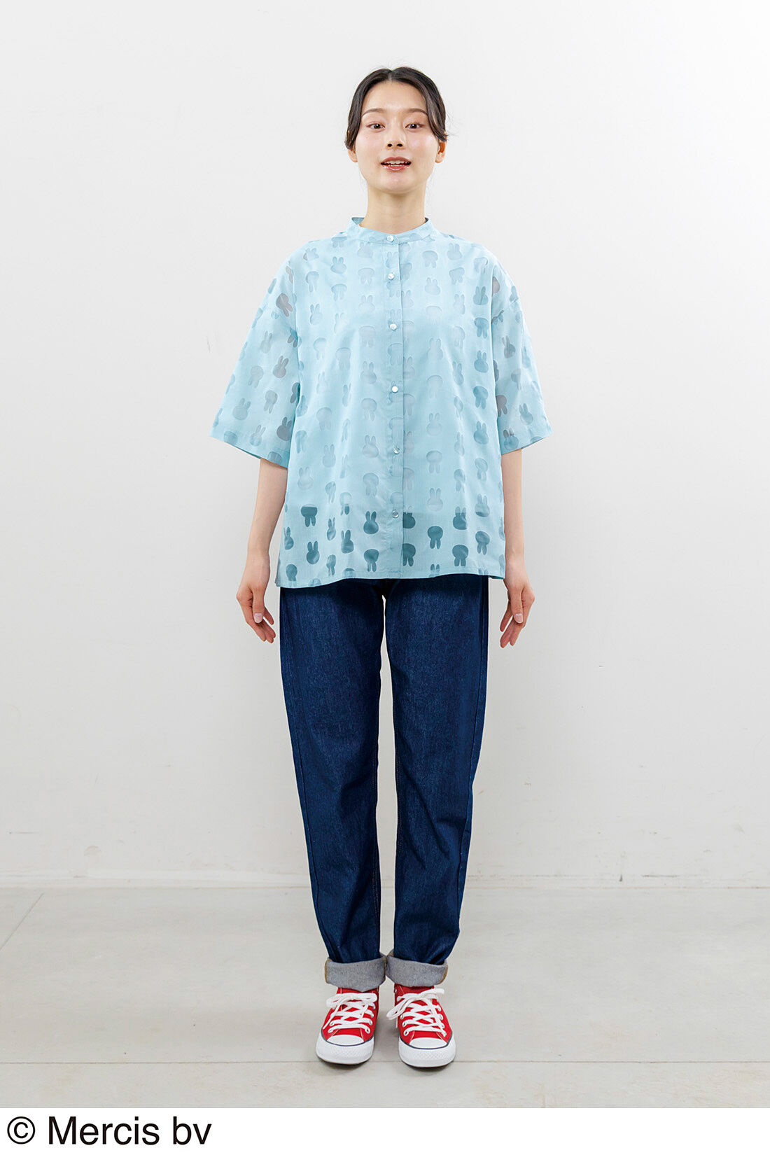 Live in  comfort|【6月分以降お届け】リブ イン コンフォート　ミッフィーのお顔シルエットの オパール加工ブラウス〈ソーダブルー〉