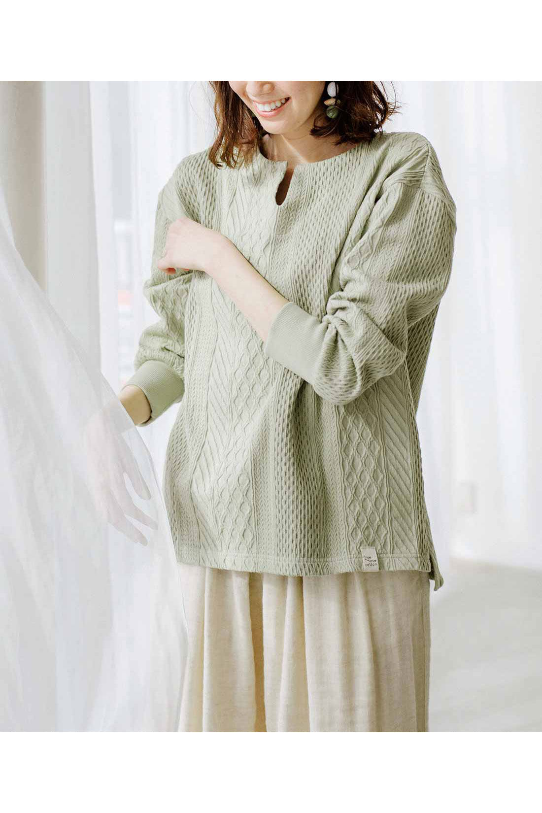 Live in  comfort|Live love cottonプロジェクト　リブ イン コンフォート　編み柄が素敵な袖口リブオーガニックコットントップス〈ミント〉|※着用イメージです。お届けするカラーとは異なります。