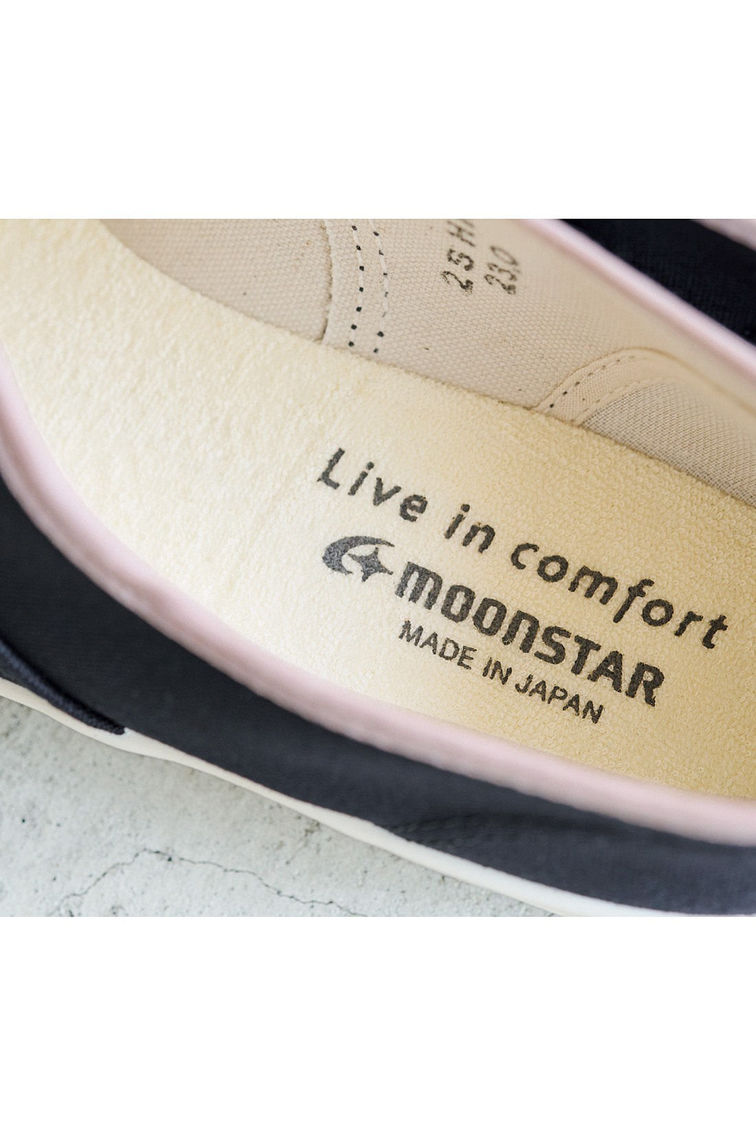 Live in  comfort|リブ イン コンフォート×MOONSTAR　足もとが明るく軽やかに！　作業靴から生まれたバイカラースリッポン〈イエロー〉|お届けするカラーとは異なります。