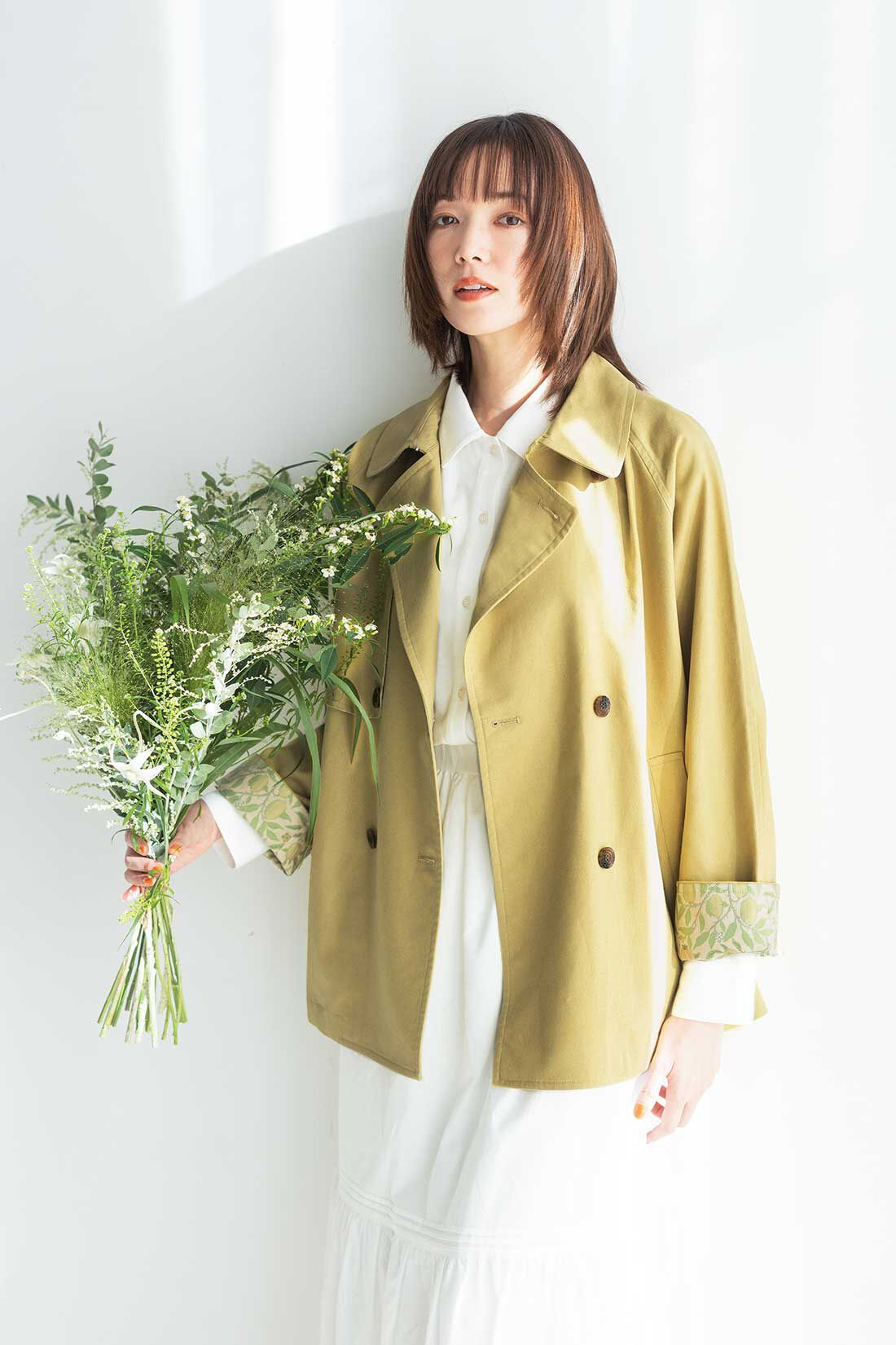 Live in  comfort|リブ イン コンフォート 大人モリスの世界 「フルーツ」柄を瑞々しく身にまとう 麻混ミドル丈コート〈イエロー〉