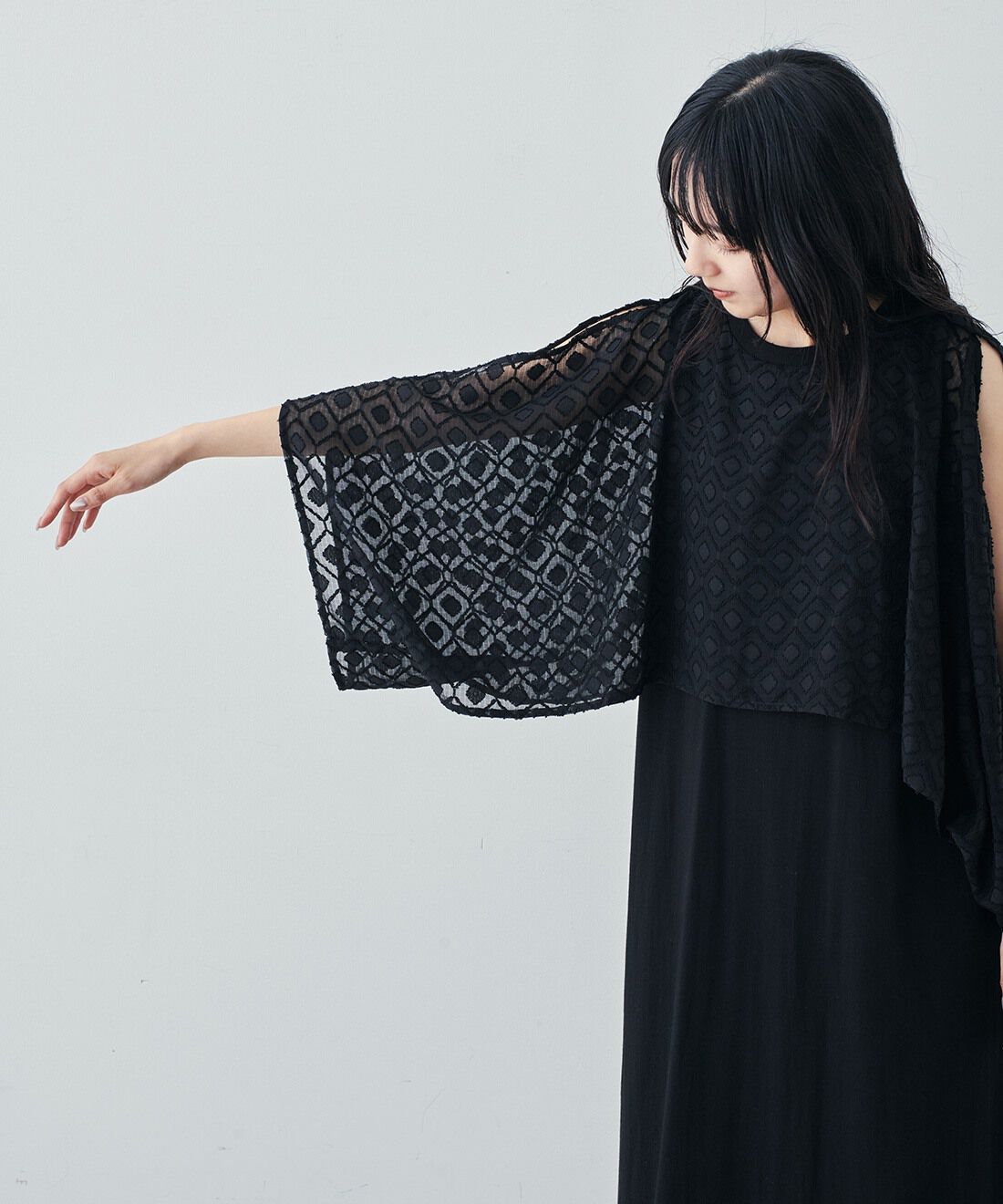 Live in comfort［リブインコンフォート］|リブ イン コンフォート シンプルライフ研究家 マキさんとつくった 気兼ねなくノースリーブを楽しめる ケープドッキングワンピース〈ブラック〉