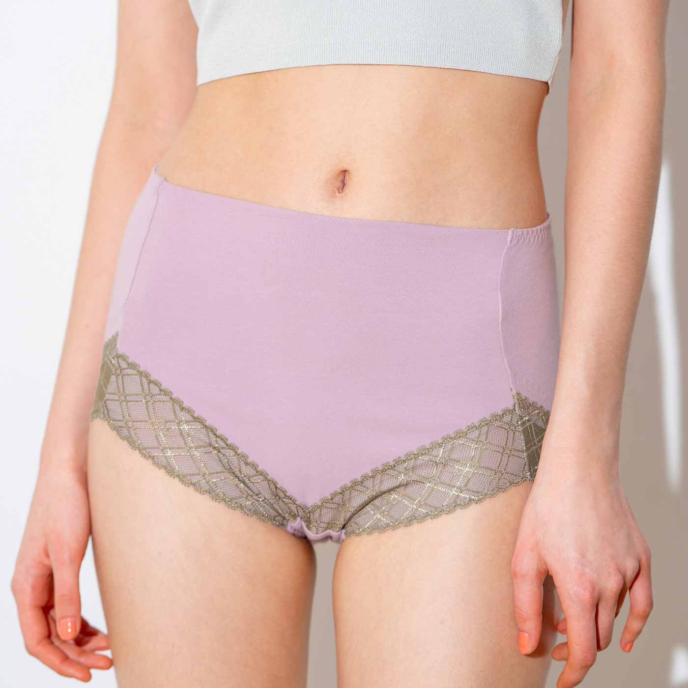 flufeel［フラフィール］|吸汗速乾でさらり快適 安心のヌーディーカラー お尻流れガード立体ショーツの会|ウエスト前側と脚口はノンゴムで締め付け知らず。