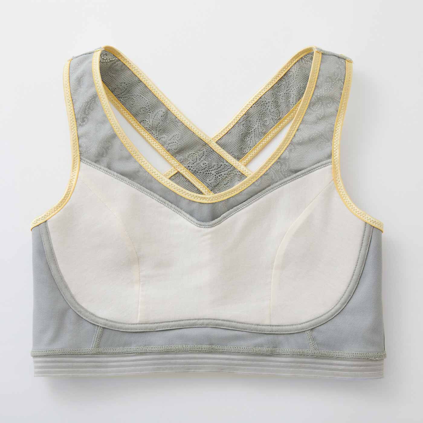 flufeel［フラフィール］|スラっとピン！ 着やせもヘルシーもかなう！ ヨガ気分×フラットブラ for Sportsの会|Front〈肌側〉バスト肌側の生地は綿100％でさらりと快適。カップ入りで、バストトップが透けない配慮も万全。