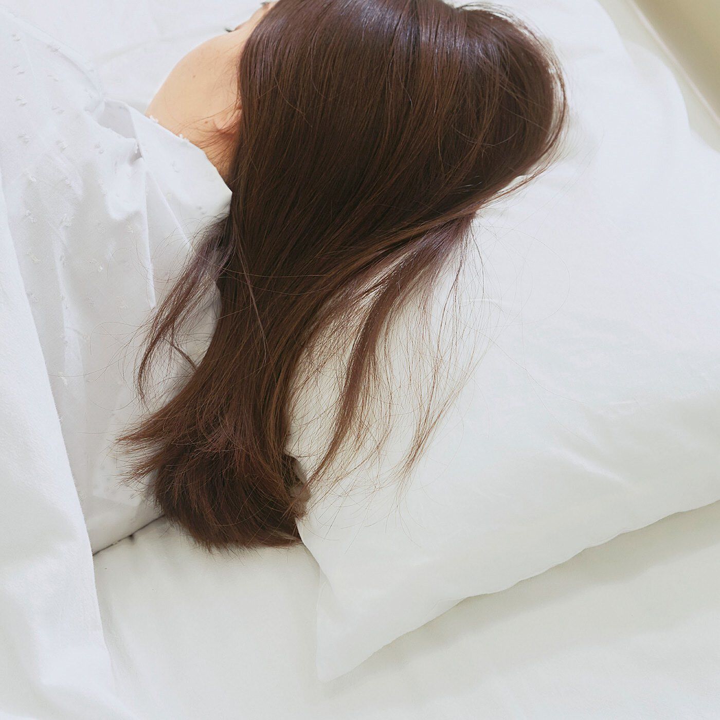 flufeel|睡眠中の摩擦に　表生地シルク100％で髪や肌をやさしくカバー　シャイニーピローパッド|一般的な枕カバーだと、寝ている間に髪や肌への摩擦が気になる……。