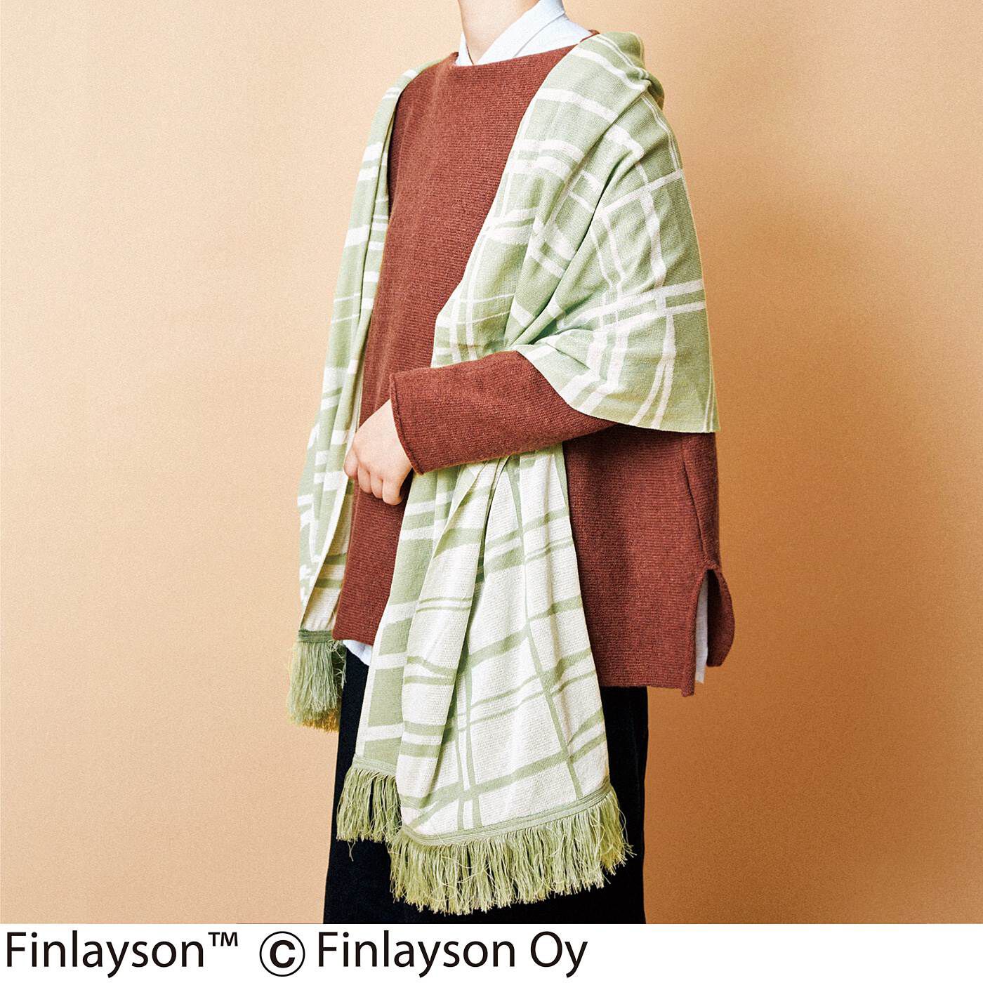 フラフィール|フィンレイソン　綿100％でさらりとまとう コーデが華やぐ３-WAYストールの会|肩にはおって。表と裏で色が反転したデザイン。コーデに合わせて、リバーシブルで使えます。