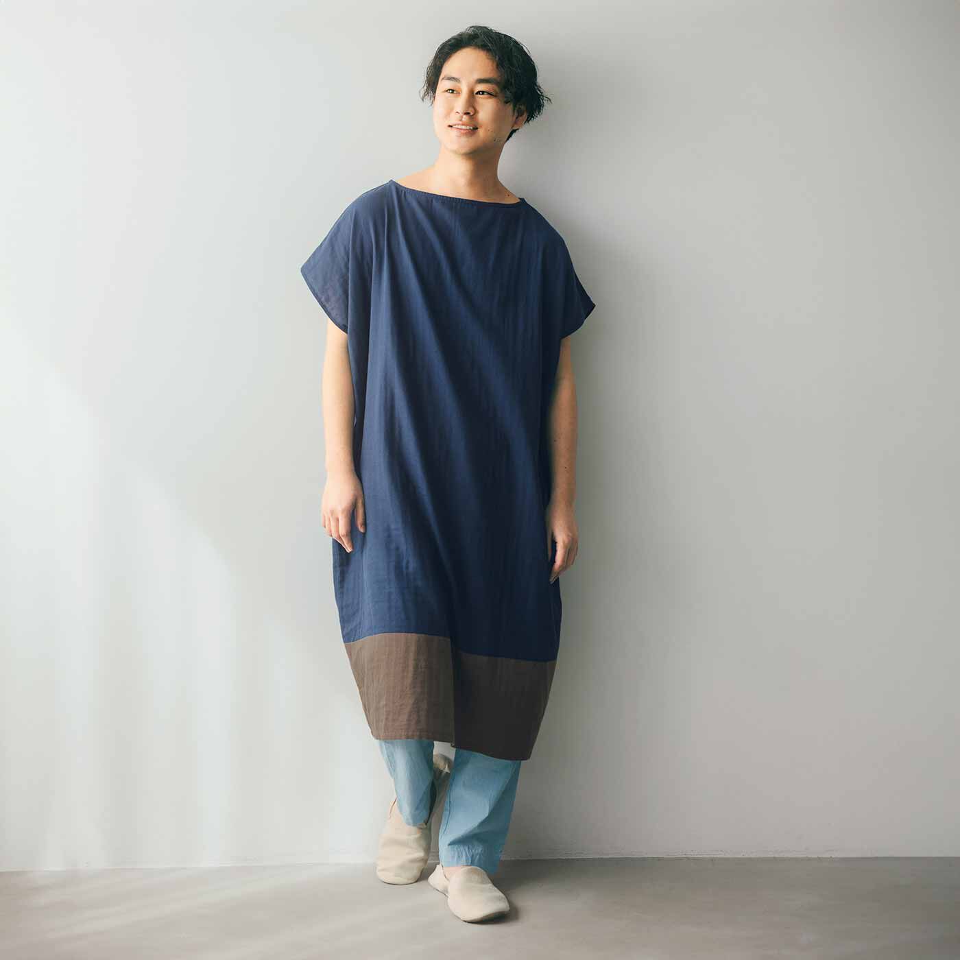 flufeel|お風呂上がりから寝るまでさわやか ダブルガーゼが心地いい 着るバスタオル〈オーガニック/ハンサムバイカラー〉の会|モデル身長：173cm　性別・年齢問わず家族みんなで着まわしやすいデザイン。