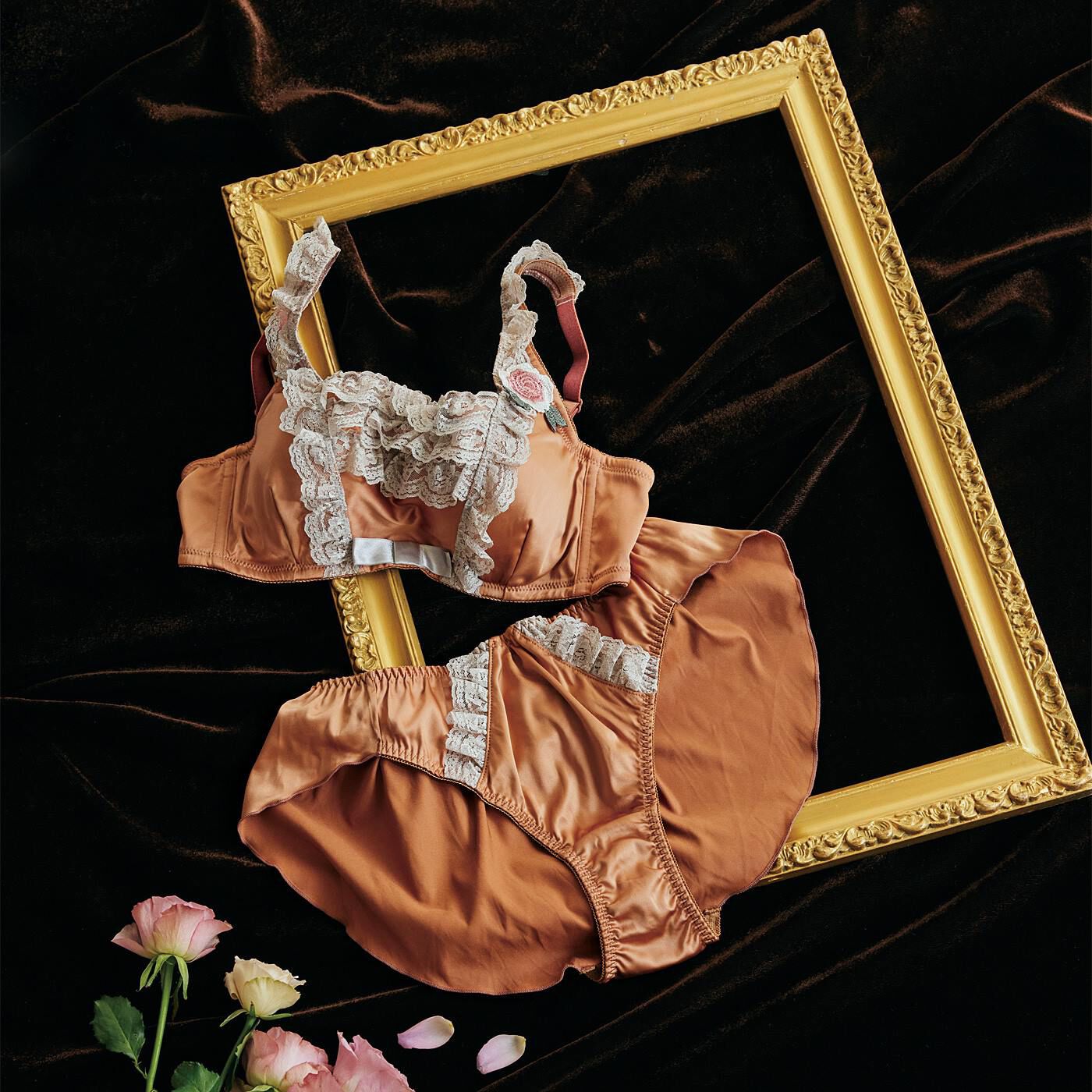 フラフィール|flufeel×ミュージアム部　ロココ時代の名画を体験　ポンパドゥール夫人のドレスをイメージしたブラ＆ショーツ