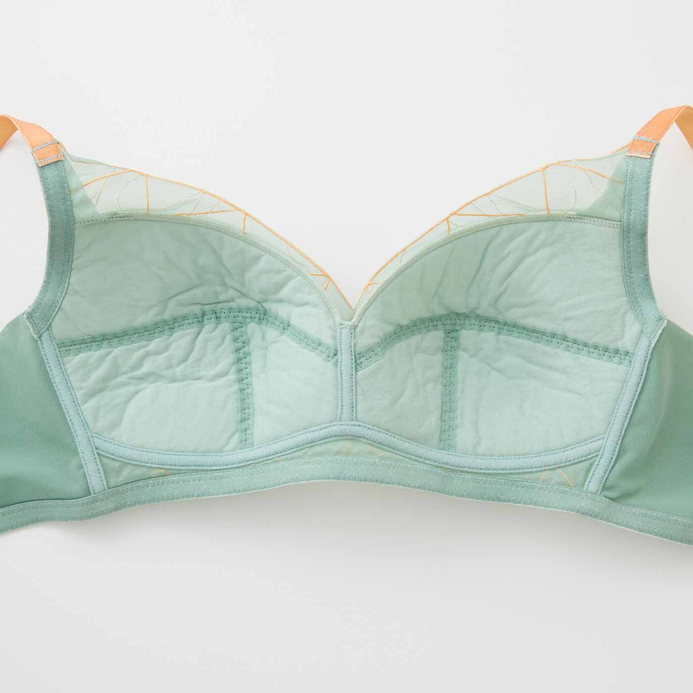 flufeel［フラフィール］|シアーな波に包まれる 涼やか印象のブラ＆ショーツの会|ノンワイヤーで薄くて軽いやわらかカップが、バストにやさしくフィット。