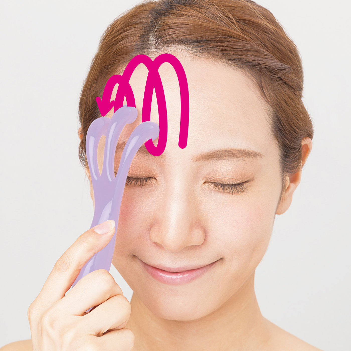 flufeel［フラフィール］|どこでもキュっとまるでサロンの指使い　ヴィザージェプリングローラー〈ラベンダー〉|おでこに　おでこの中央からこめかみに向かって円を描くようにローリング。