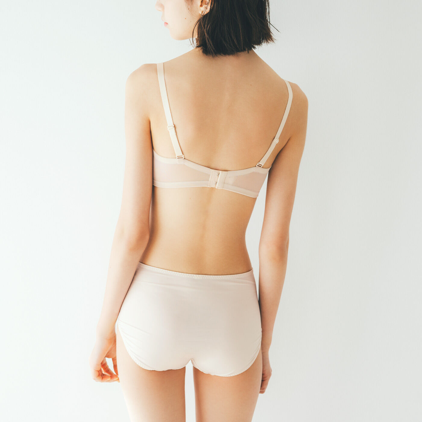 flufeel［フラフィール］|春の陽光が包み込む やさしく儚（はかな）い移ろい 大人ベージュトーンのブラ＆ショーツの会