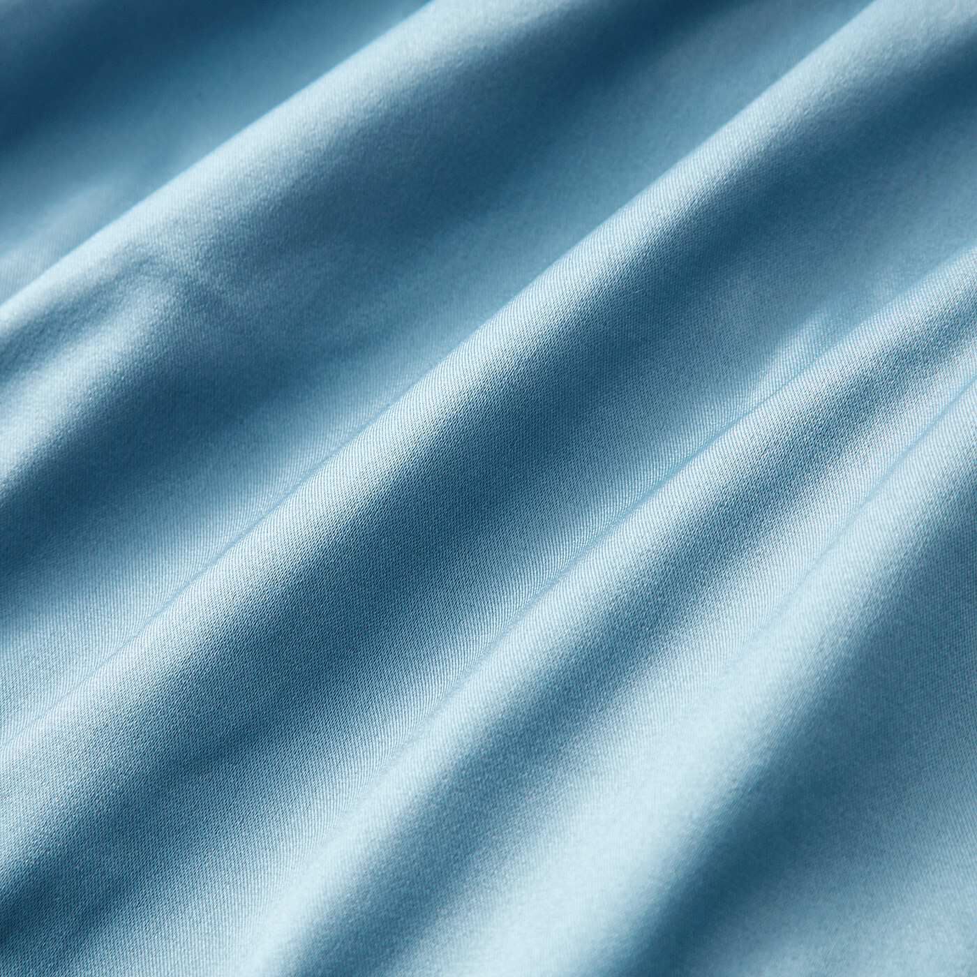 flufeel|flufeel×ミュージアム部　ロココ時代の名画を体験　マリー・アントワネットのドレスをイメージしたブラ＆ショーツ|マリー・アントワネットが愛した美しいブルーの、光沢感のあるサテン生地を使用。