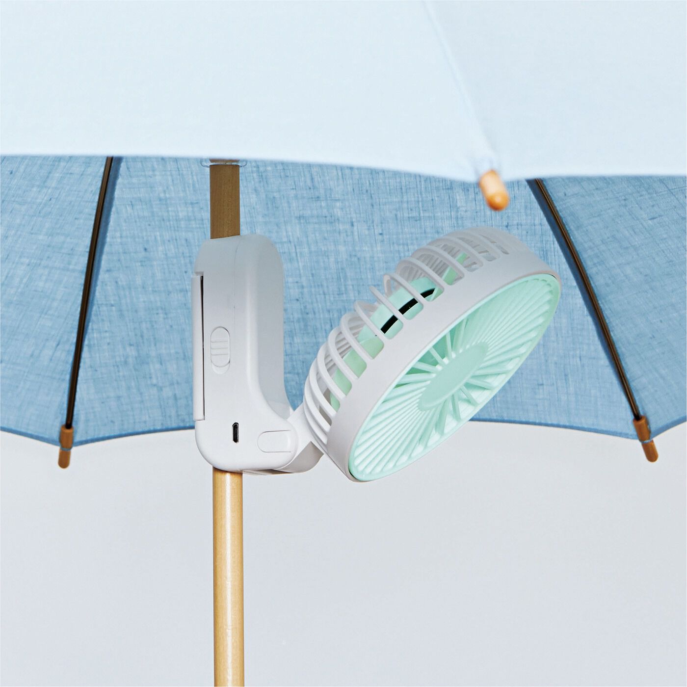 フラフィール|傘に付ければ木陰気分♪　3‐WAYで涼めるミニファン扇風機|傘の上部に付ければ、外からは見えずこっそり涼しい。