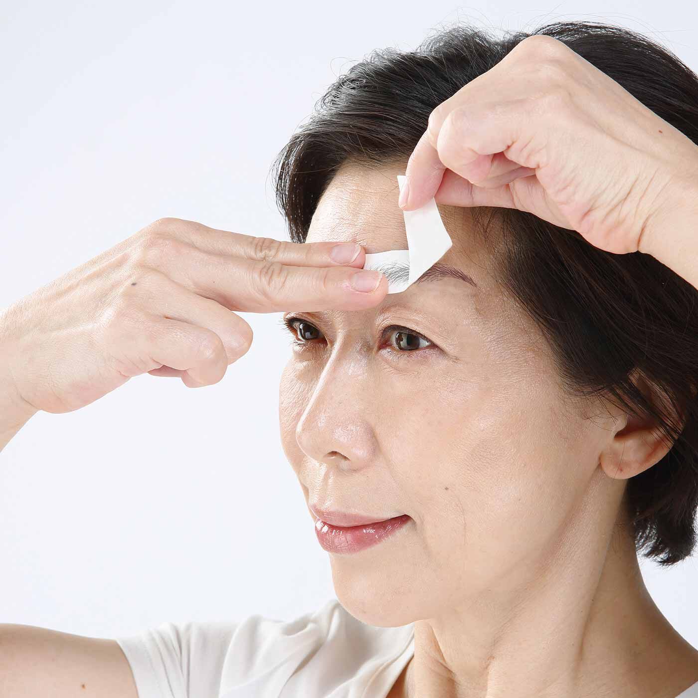 flufeel|貼る眉毛！ 自然な毛流れ眉タトゥーシートまゆみさんの会|裏面の眉毛イラストが目安となり、鏡を見て貼りたい位置に合わせるだけで簡単に使えます。