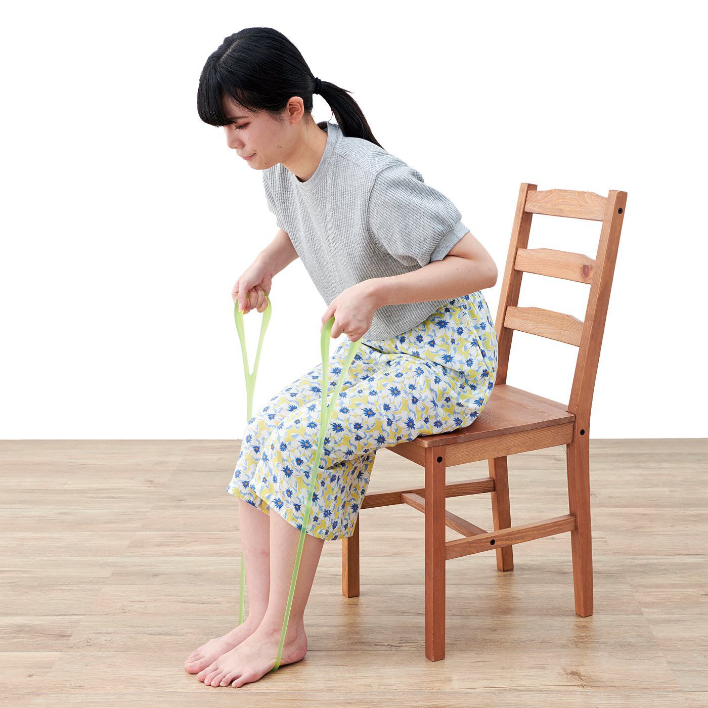 flufeel［フラフィール］|仕事や家事の合間にリフレッシュ！　ぐーんと伸ばして筋トレも タニタのエキスパンダー|［背面トレーニング］脚に引っ掛けて。