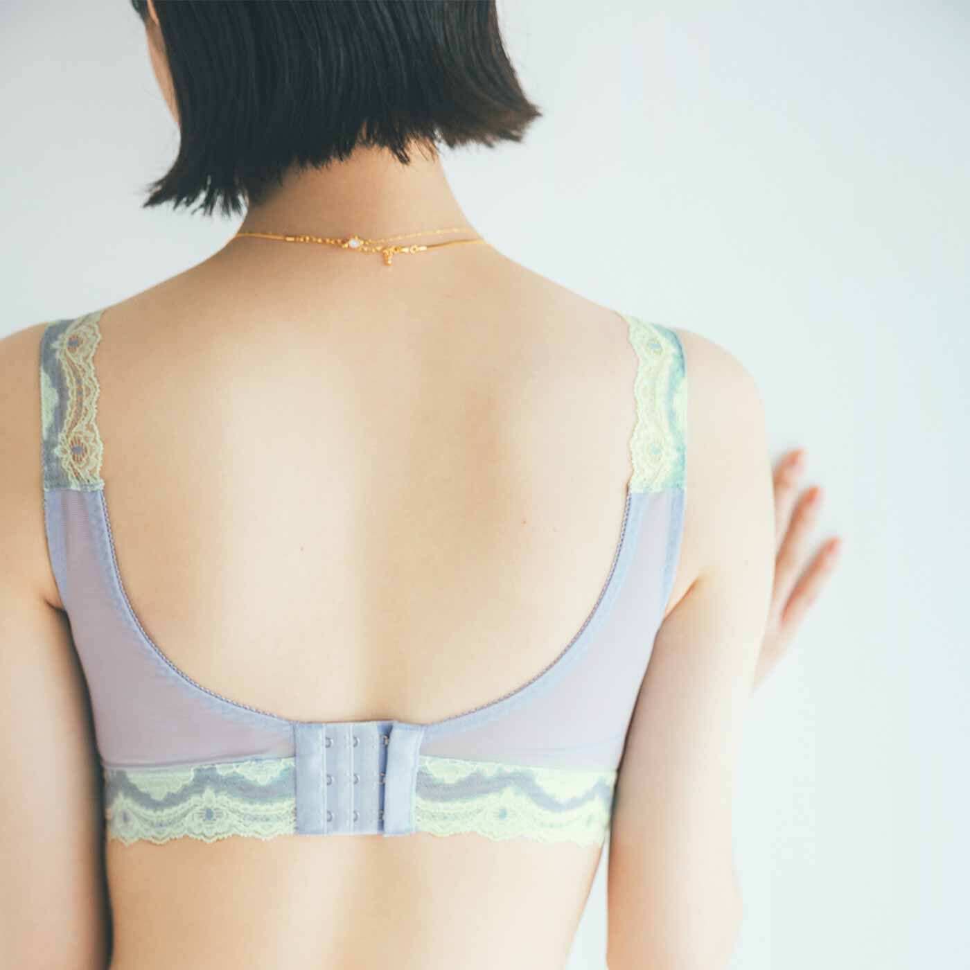 flufeel［フラフィール］|ボリュームおさえてフラットブラ〈3L～6L/スーパー〉の会|幅広ホックを採用。ノンワイヤーでも安定感のある着け心地。