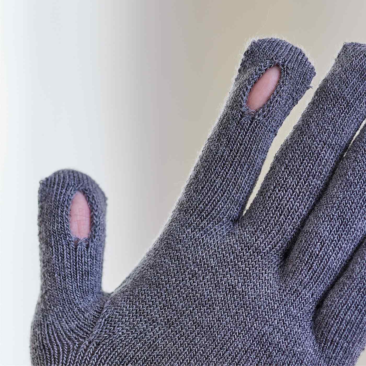 flufeel|アロエ保湿加工の糸で編み立てた　とろり滑らかタッチな基礎化粧手袋の会|親指と人差し指の指穴から指出しOK。