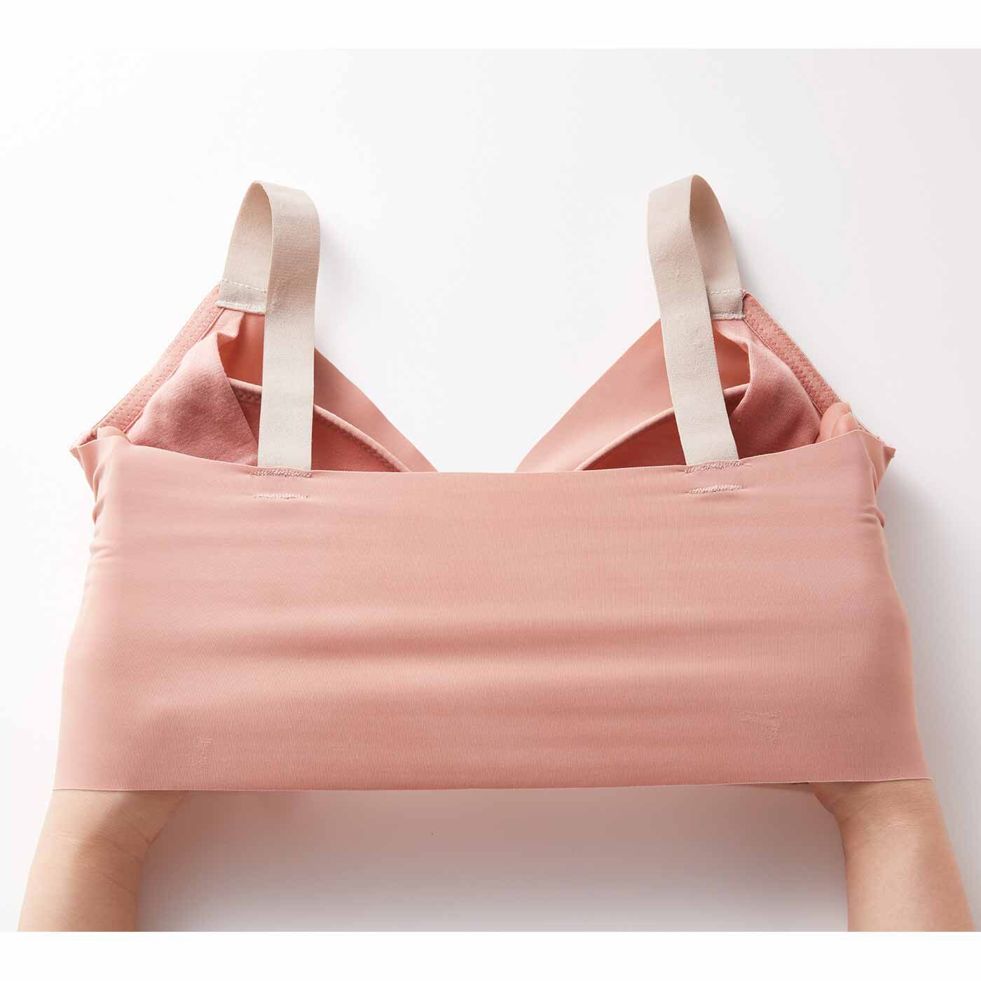 flufeel［フラフィール］|肌に溶け込む着け心地 肩までらくな 基礎化粧カシュクールブラの会|薄手で軽やかな生地がぐーんと伸びてフィット。