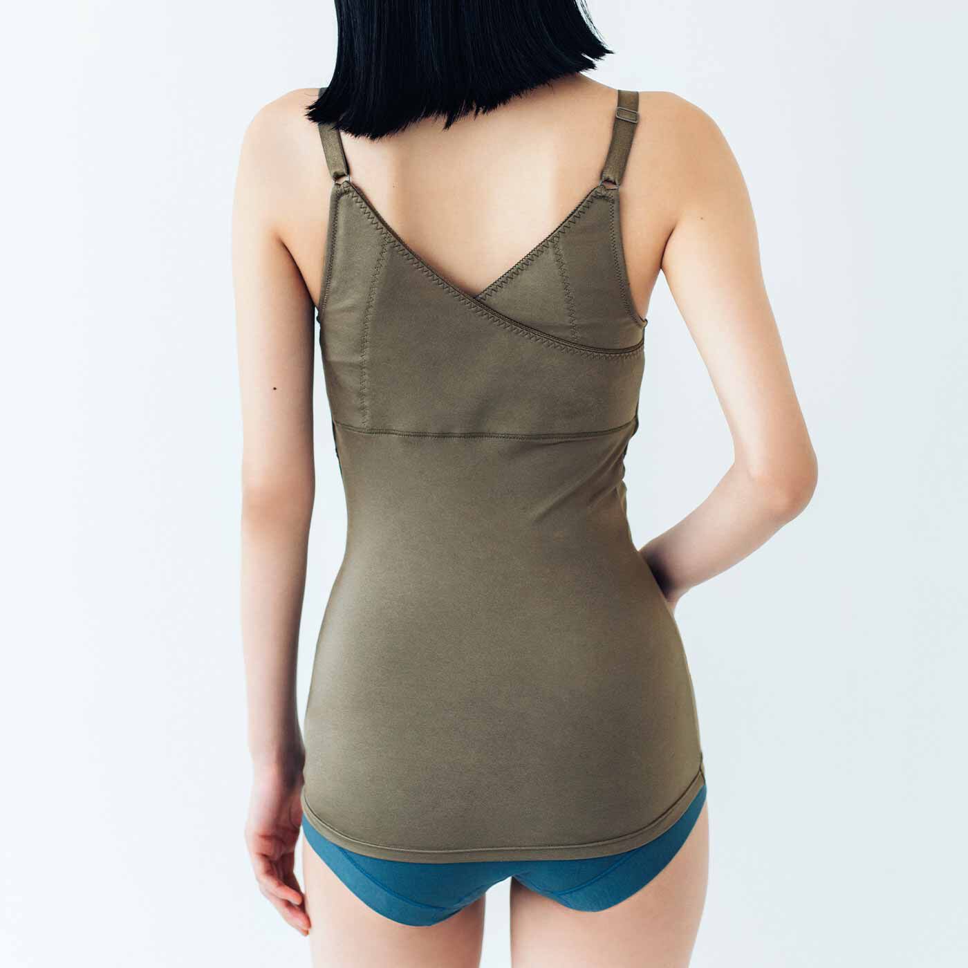 flufeel［フラフィール］|ボリュームおさえて フラットブラインナー〈ノーブルカラー〉の会|背中は、脱ぎ着しやすいカシュクール構造＆パワーネットの裏当て付きですっきり。