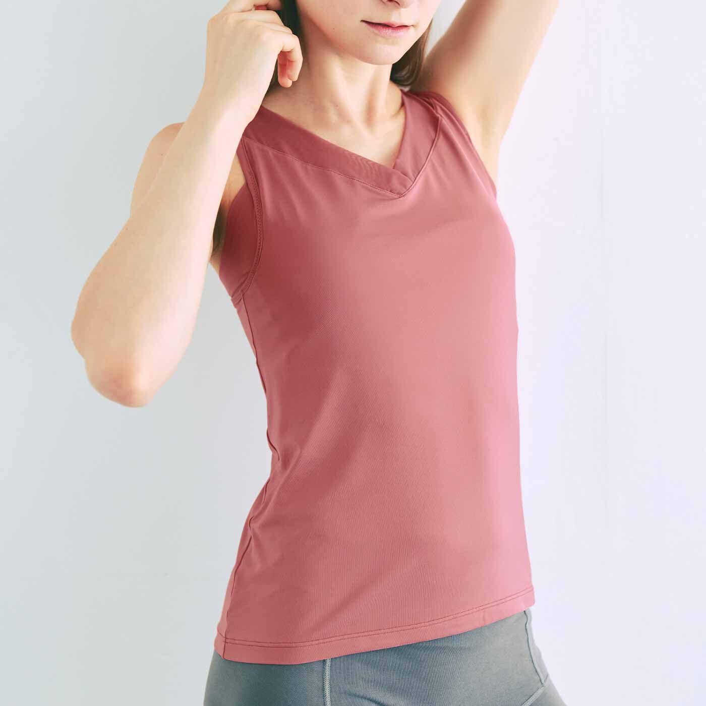 flufeel［フラフィール］|スラっとピン！ スーツ姿を応援する　ヨガ気分×フラットブラタンク〈for work〉の会|Front　わきパネル付きでわき汗対策。