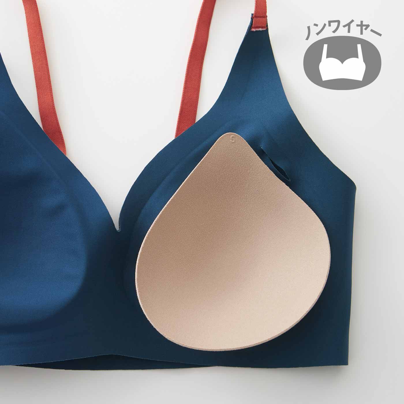 flufeel［フラフィール］|ぴたっと吸い付く感覚 気遣いにあふれた ハンサム顔の伸びやか洗練ブラの会|胸の丸みに自然にフィットする薄手のカップは、取り外しも可能。