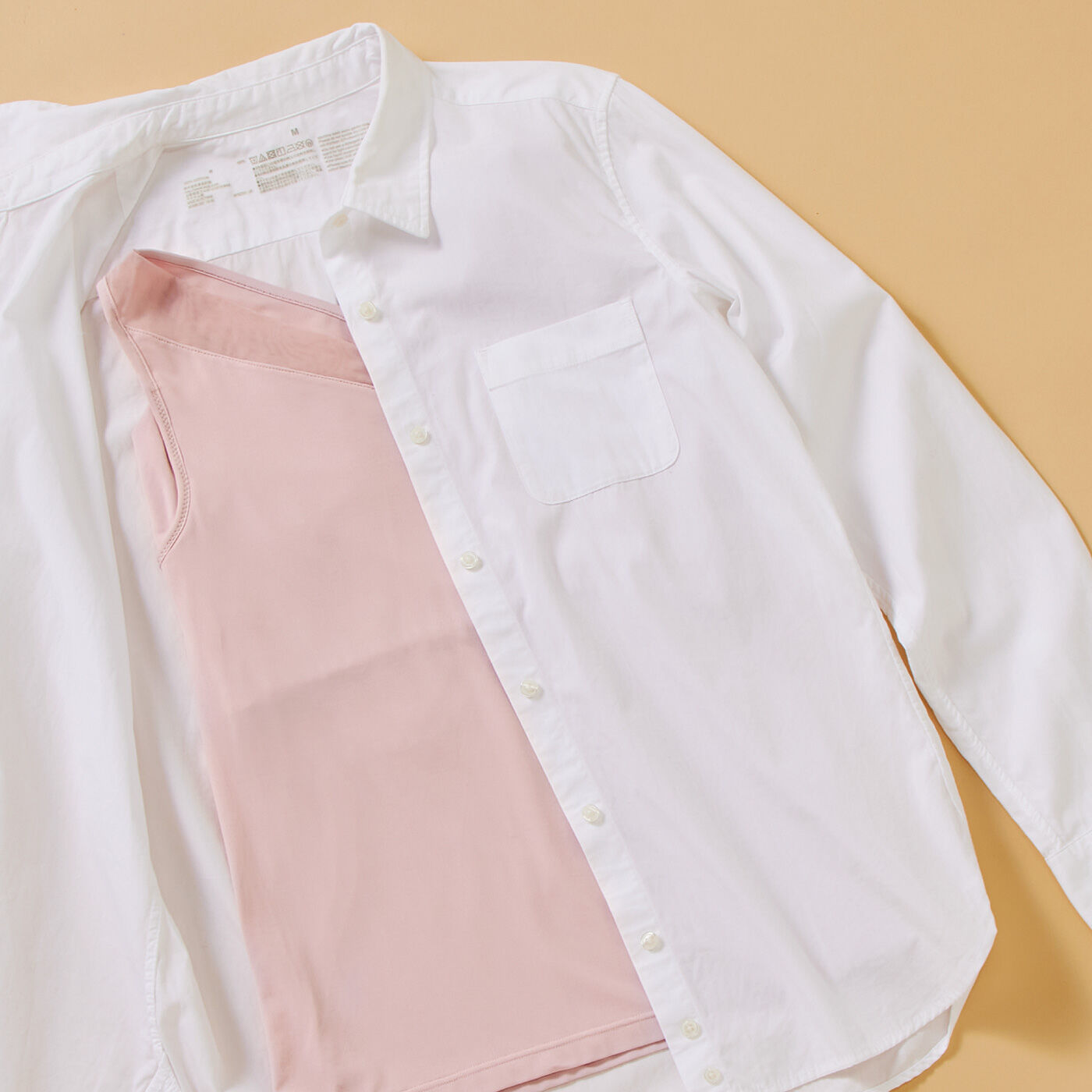 flufeel|スラっとピン！ スーツ姿を応援する　ヨガ気分×フラットブラタンク〈for work〉の会|透けにくさを追求し、白シャツの着用検証をくり返して採用した、女性らしいコーラル系カラー。