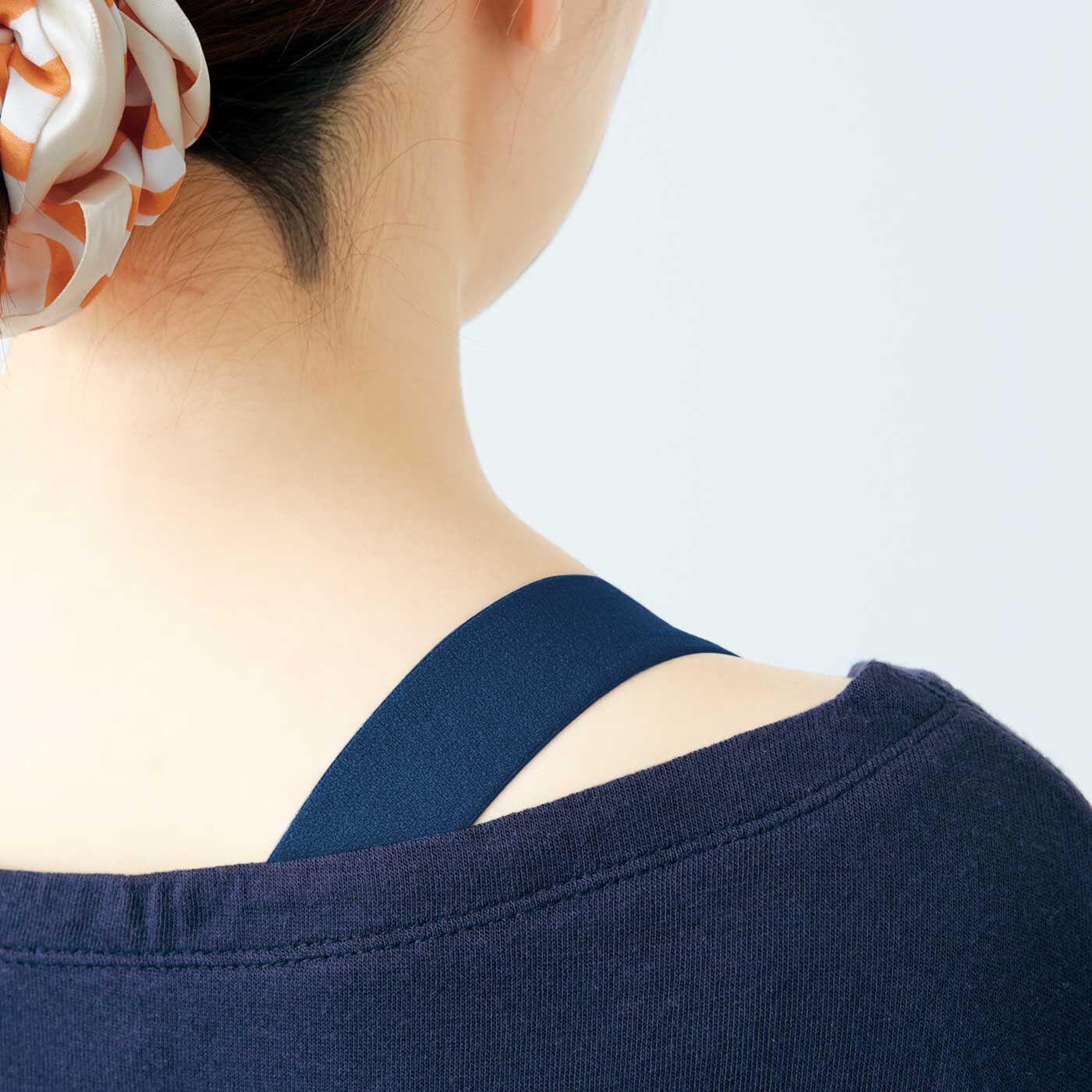 flufeel［フラフィール］|肩甲骨をらくらく意識で背筋ピン！ ノンワイヤーヨガ気分ブラ〈ベーシックカラー〉の会|アウターからチラリと見えてもおしゃれな、シックなカラーが魅力。