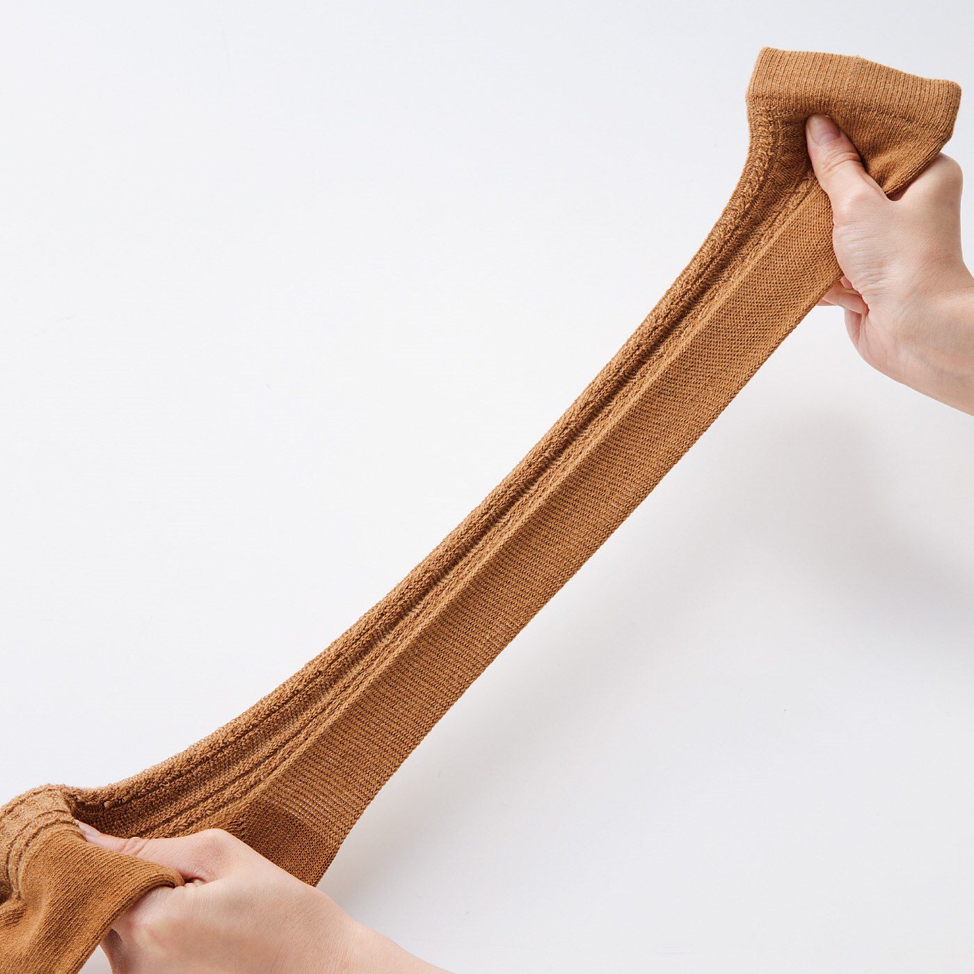 flufeel|アロエ保湿加工の糸で編み立てた　とろり滑らかタッチな基礎化粧ソックスの会|ぐーんと伸びて脚に心地よくフィット。